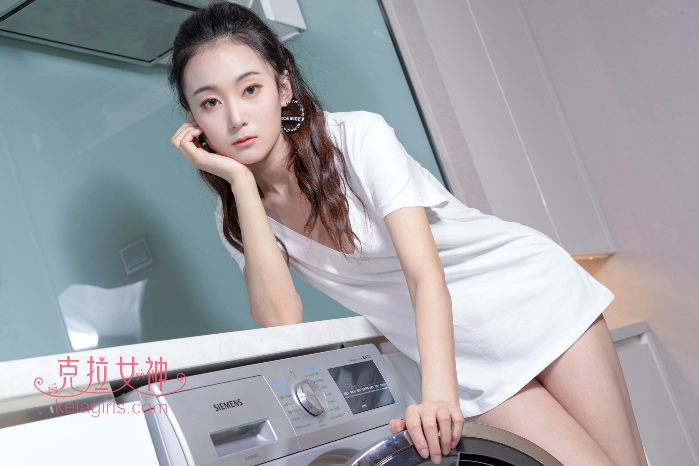 Gallery - KelaGirls克拉女神-赵敏：居家白色T恤配黑色丝袜，洗衣机旁演绎清新私房美腿诱惑丝袜家居私房照性感 女神私房照_秀色女神 - image 16