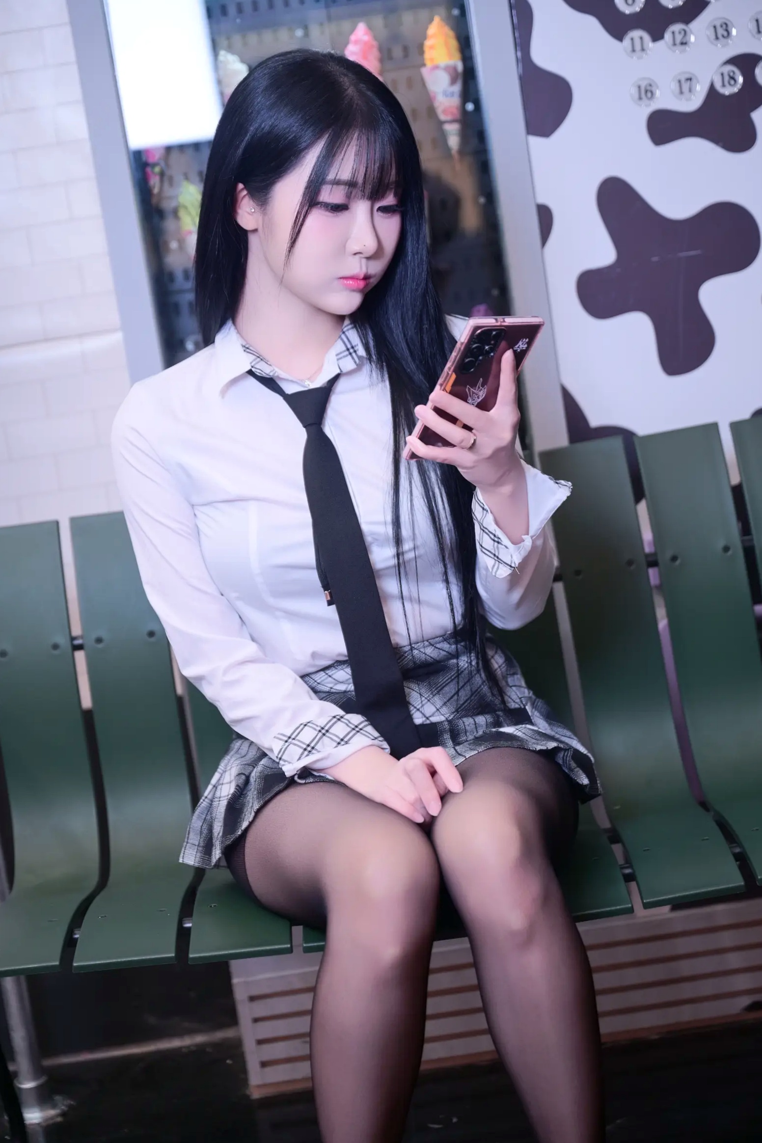 Gallery - Bomi地铁拍摄私房性感写真，清纯校服与大胆黑丝诱惑 [101P]性感诱惑校服私房照黑丝 女神私房照_秀色女神 - image 1