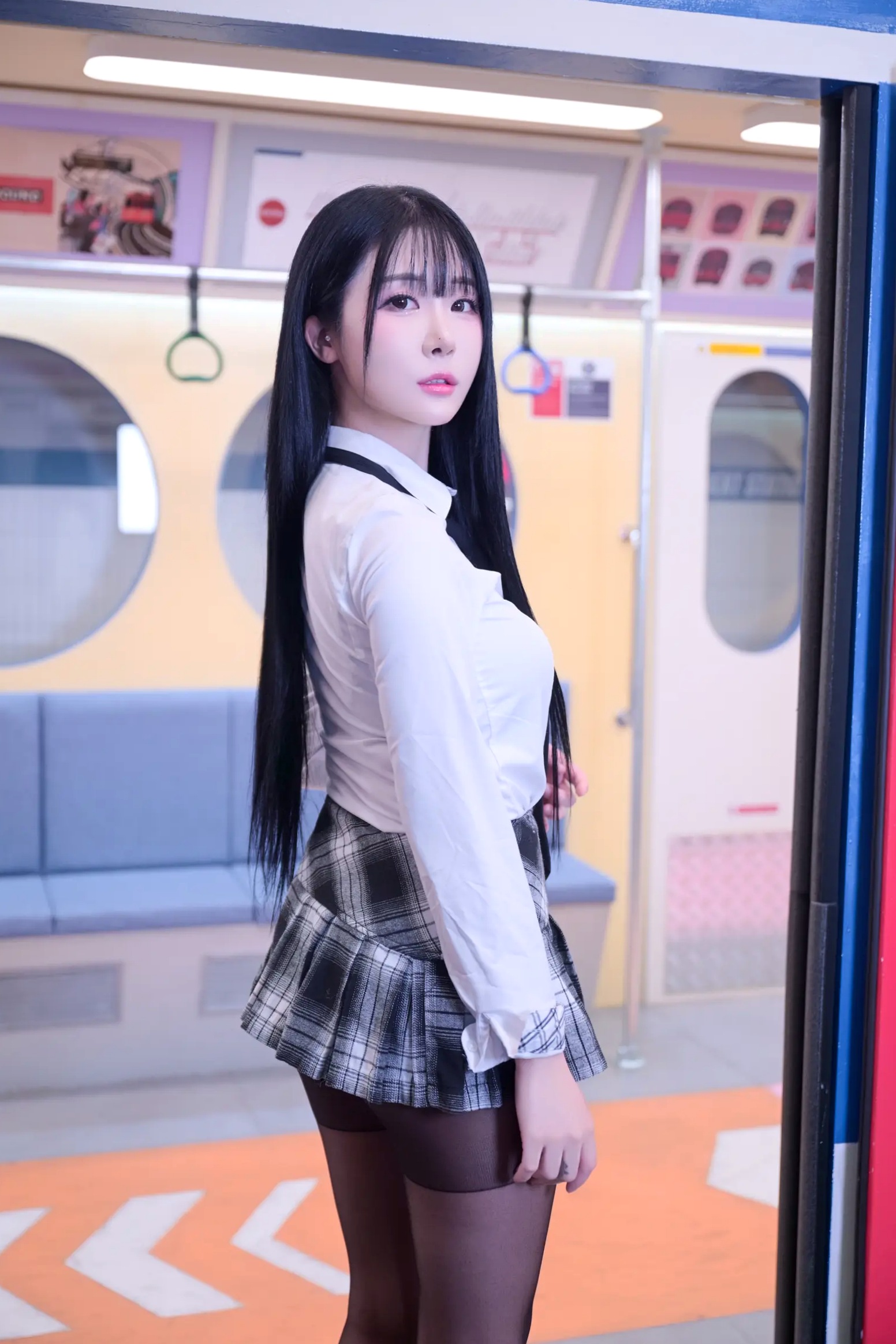 Gallery - Bomi地铁拍摄私房性感写真，清纯校服与大胆黑丝诱惑 [101P]性感诱惑校服私房照黑丝 女神私房照_秀色女神 - image 11