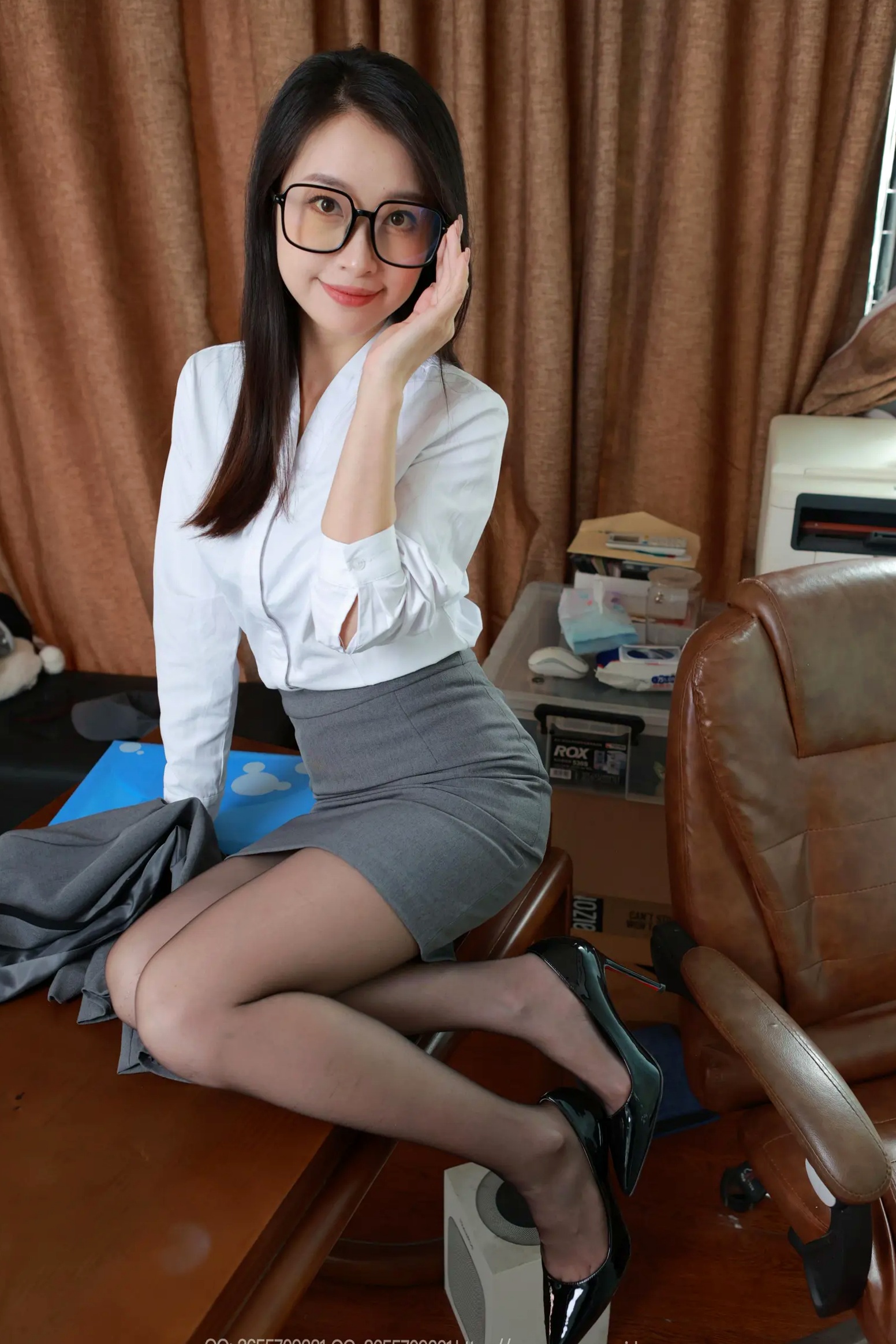 Gallery - IESS异思趣向 - Chiness Model  小婕 - Xiao Jie《黑丝女上司（下）》职场OL职业装制服诱惑，气质美女腿模精品私房写真[95P]爱蜜社 - Honey Club 黑丝制服诱惑 女神私房照_秀色女神 - image 57