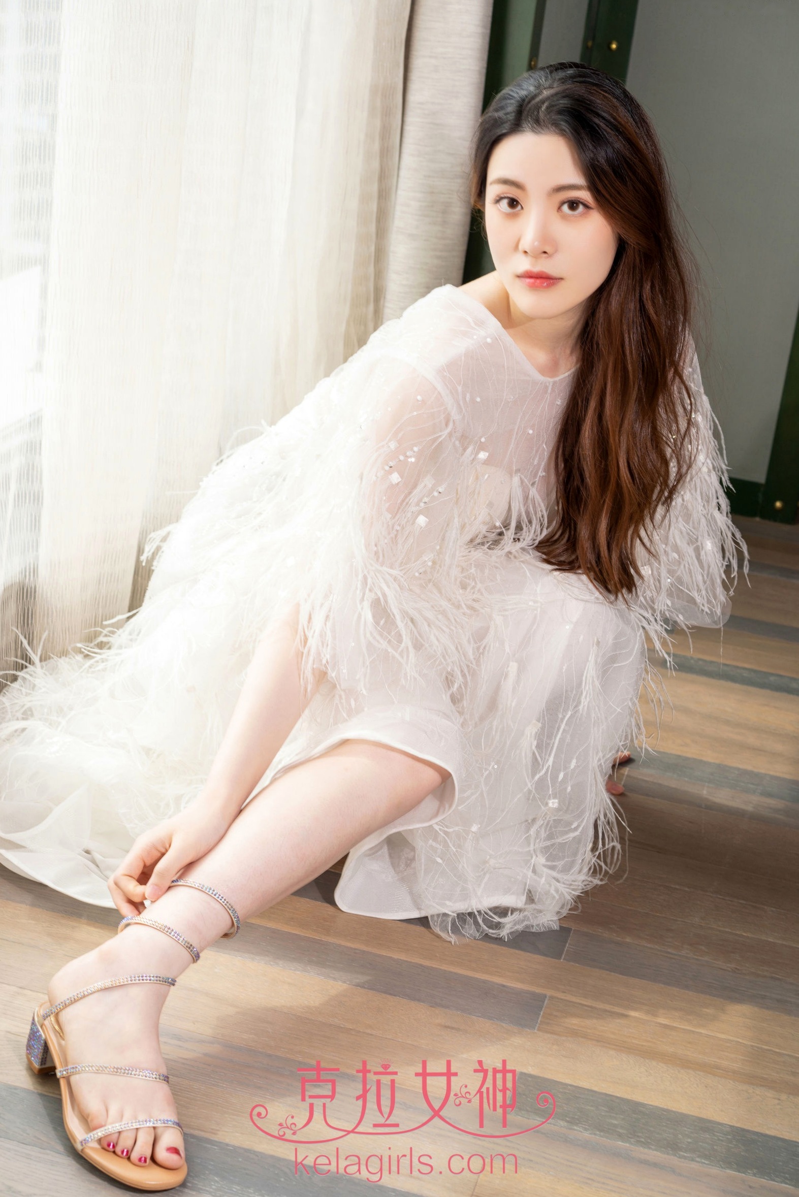 Gallery - KelaGirls克拉女神-百琳《赤脚浣白纱》羽毛白纱裙私房写真，仙气飘逸展极致美腿克拉女神美腿气质私房照女神 女神私房照_秀色女神 - image 5