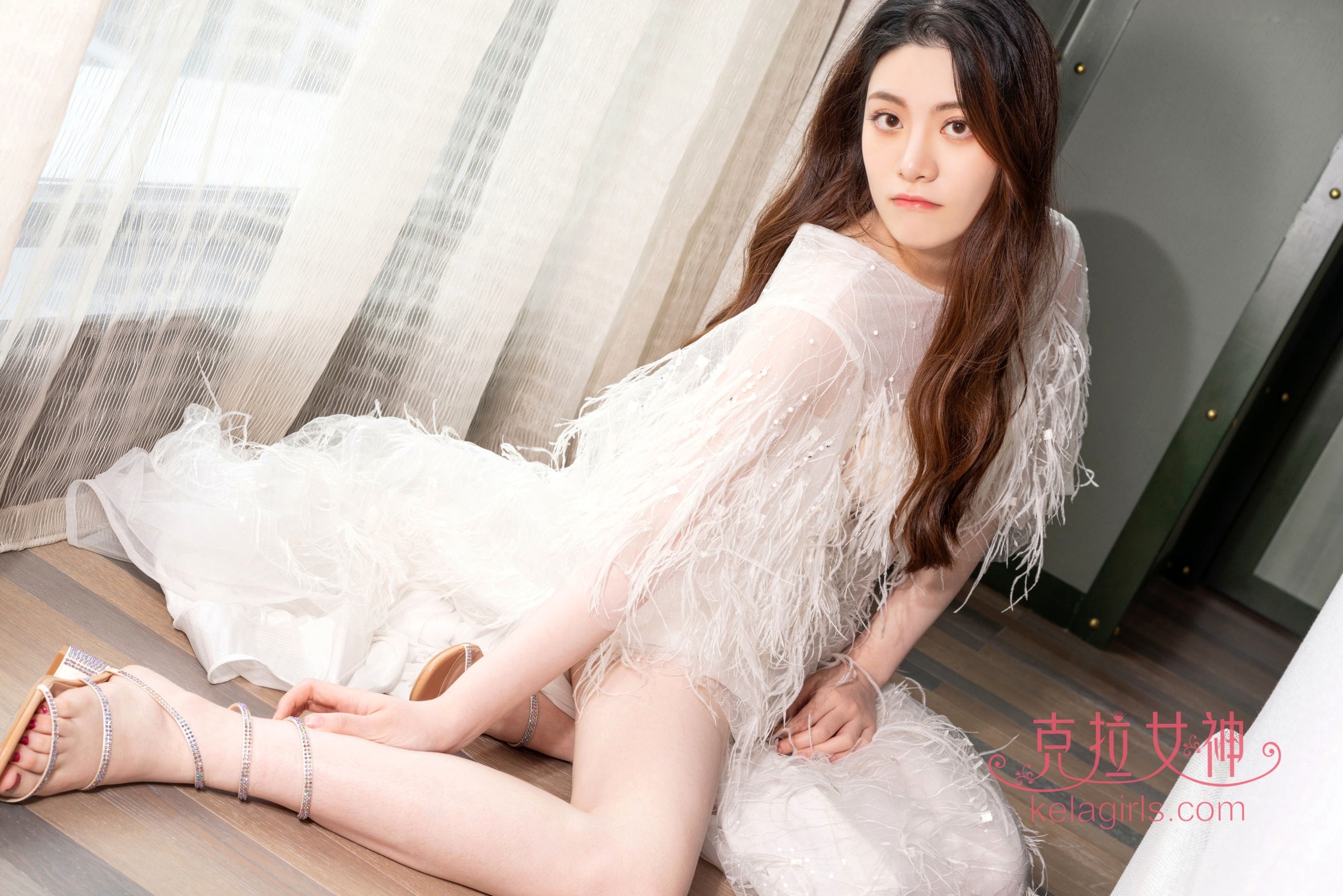 Gallery - KelaGirls克拉女神-百琳《赤脚浣白纱》羽毛白纱裙私房写真，仙气飘逸展极致美腿克拉女神美腿气质私房照女神 女神私房照_秀色女神 - image 12
