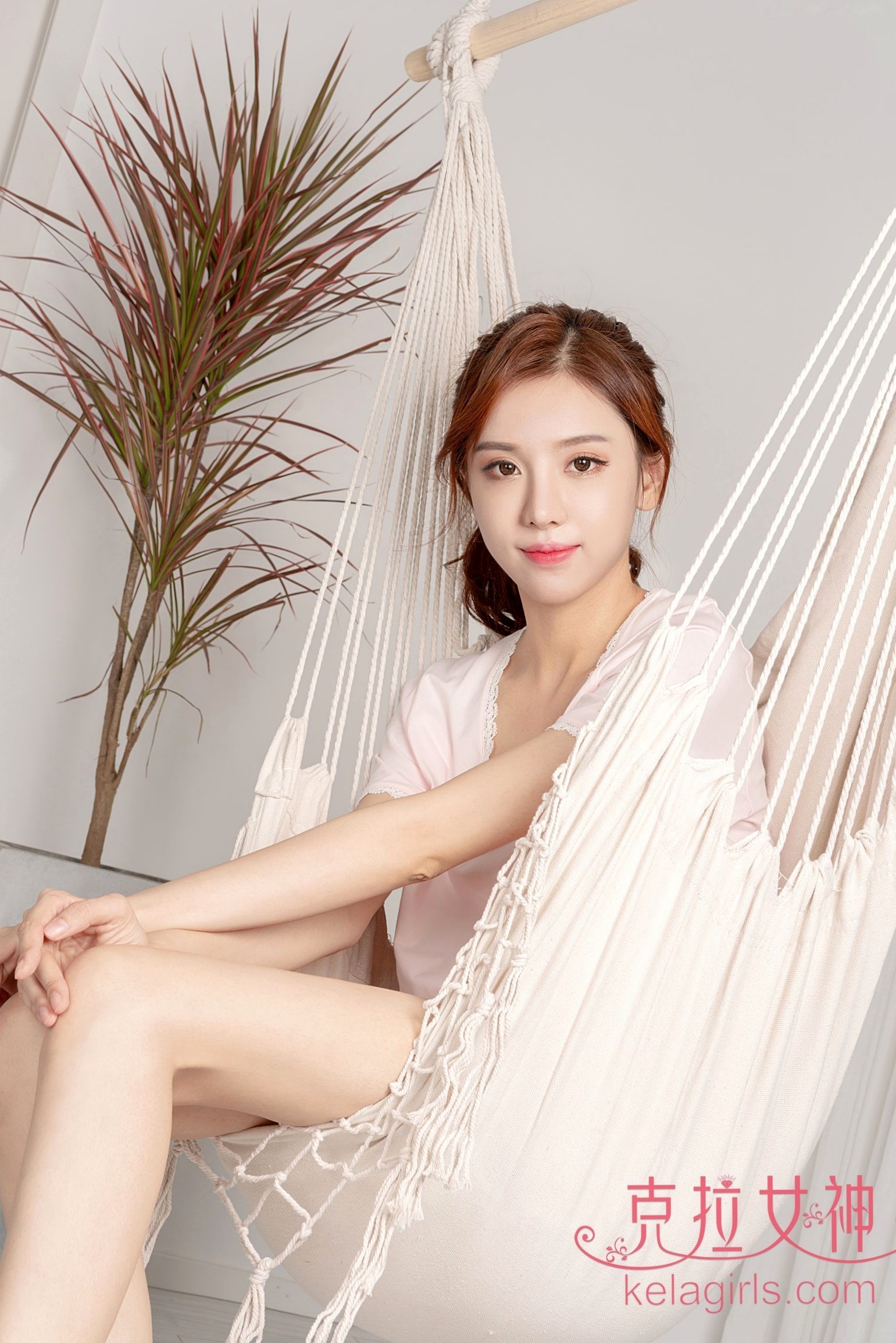 Gallery - KelaGirls克拉女神-2019.08.26-静宜-《爱擦地の女友》清纯居家私房照，粉色T恤搭配热裤，展现清新甜美气息与修长美腿克拉女神女神清新家居治愈系 女神私房照_秀色女神 - image 2