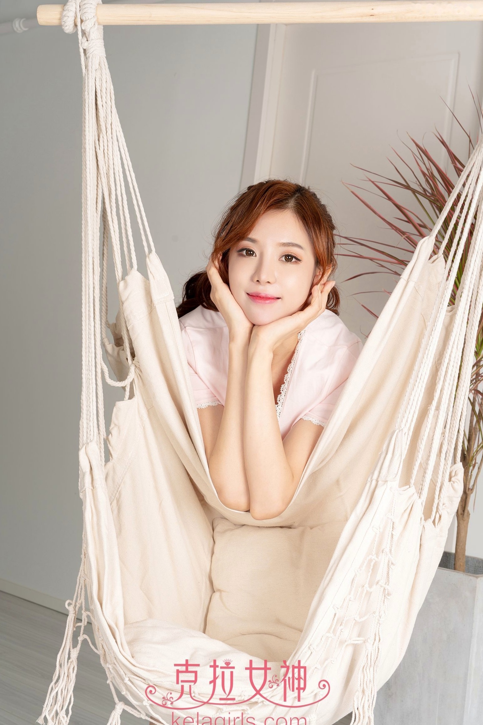 Gallery - KelaGirls克拉女神-2019.08.26-静宜-《爱擦地の女友》清纯居家私房照，粉色T恤搭配热裤，展现清新甜美气息与修长美腿克拉女神女神清新家居治愈系 女神私房照_秀色女神 - image 8