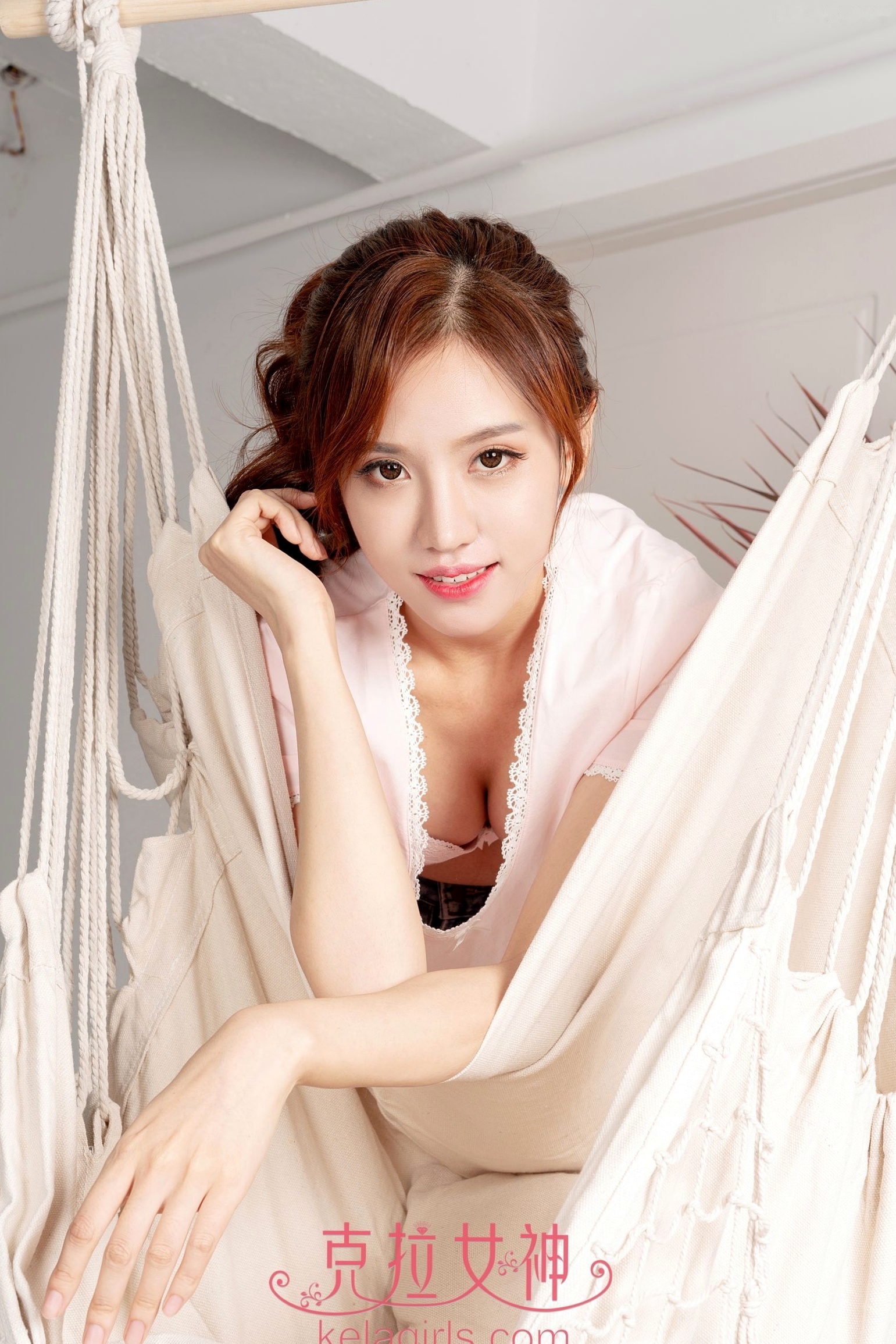 Gallery - KelaGirls克拉女神-2019.08.26-静宜-《爱擦地の女友》清纯居家私房照，粉色T恤搭配热裤，展现清新甜美气息与修长美腿克拉女神女神清新家居治愈系 女神私房照_秀色女神 - image 9