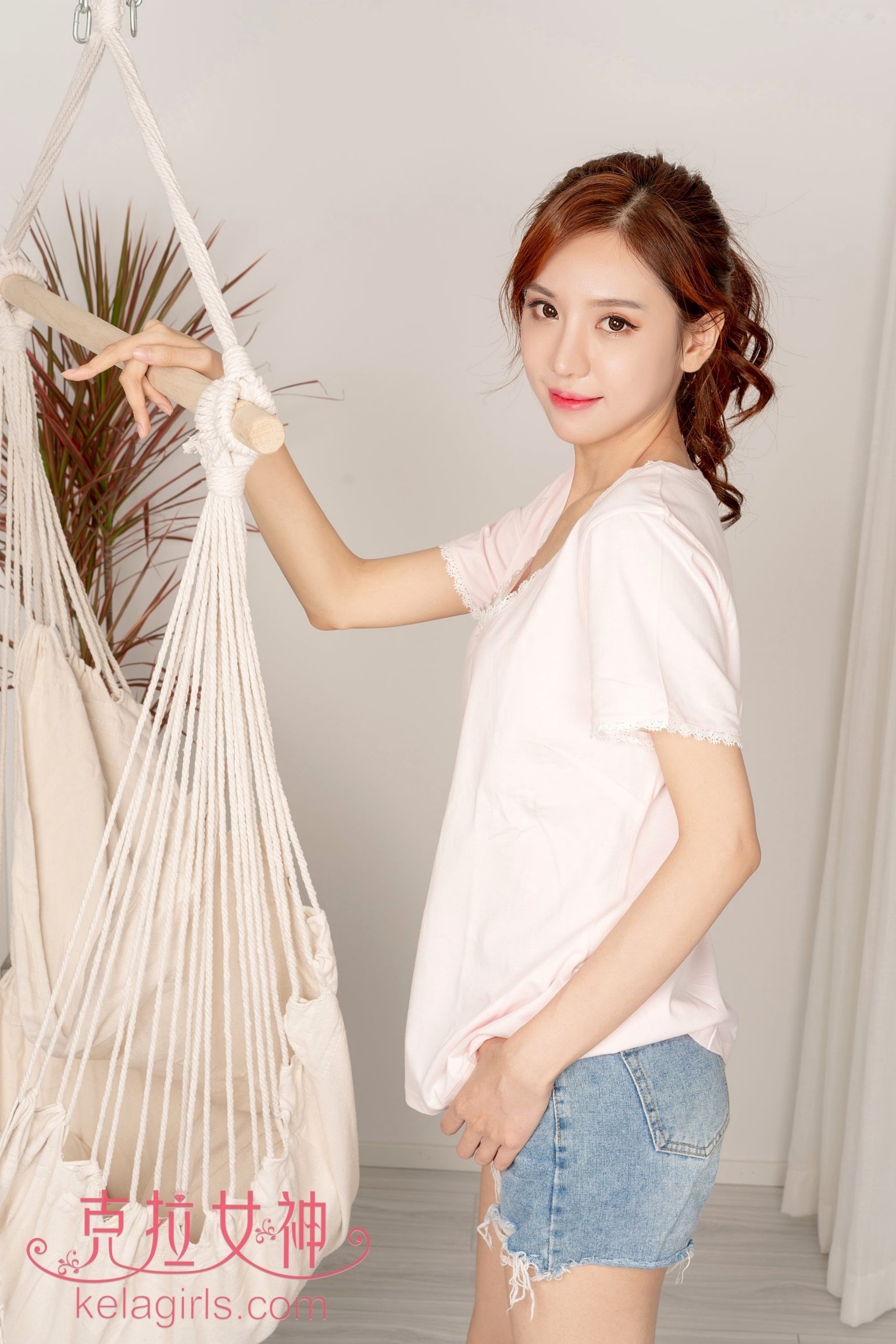 Gallery - KelaGirls克拉女神-2019.08.26-静宜-《爱擦地の女友》清纯居家私房照，粉色T恤搭配热裤，展现清新甜美气息与修长美腿克拉女神女神清新家居治愈系 女神私房照_秀色女神 - image 12