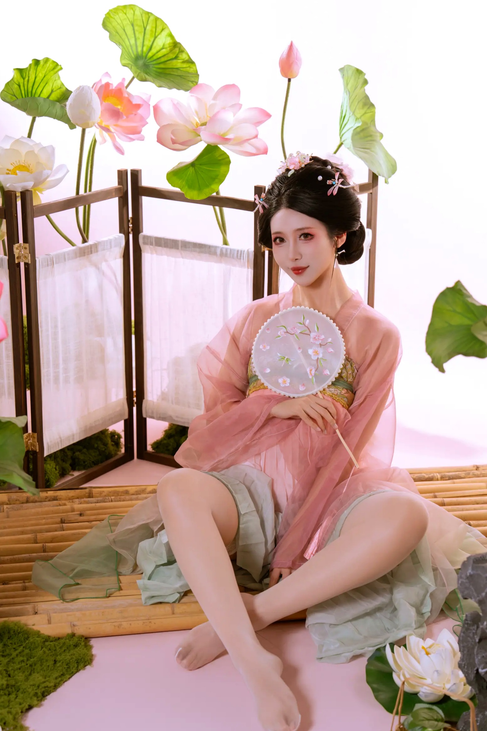 Gallery - 云溪溪 - 奶桃桃《采莲》古风创意私房照，荷塘仙子极致诱惑，唯美绝色视觉大片私房照性感诱惑丝袜 女神私房照_秀色女神 - image 1