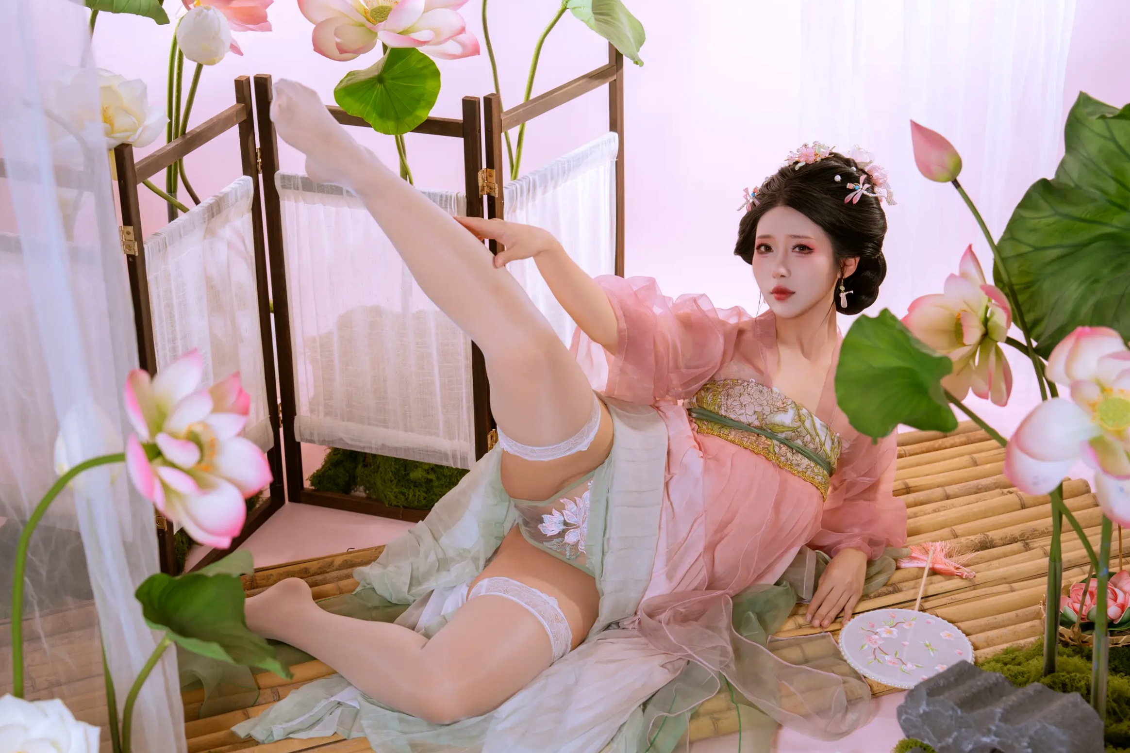 Gallery - 云溪溪 - 奶桃桃《采莲》古风创意私房照，荷塘仙子极致诱惑，唯美绝色视觉大片私房照性感诱惑丝袜 女神私房照_秀色女神 - image 5