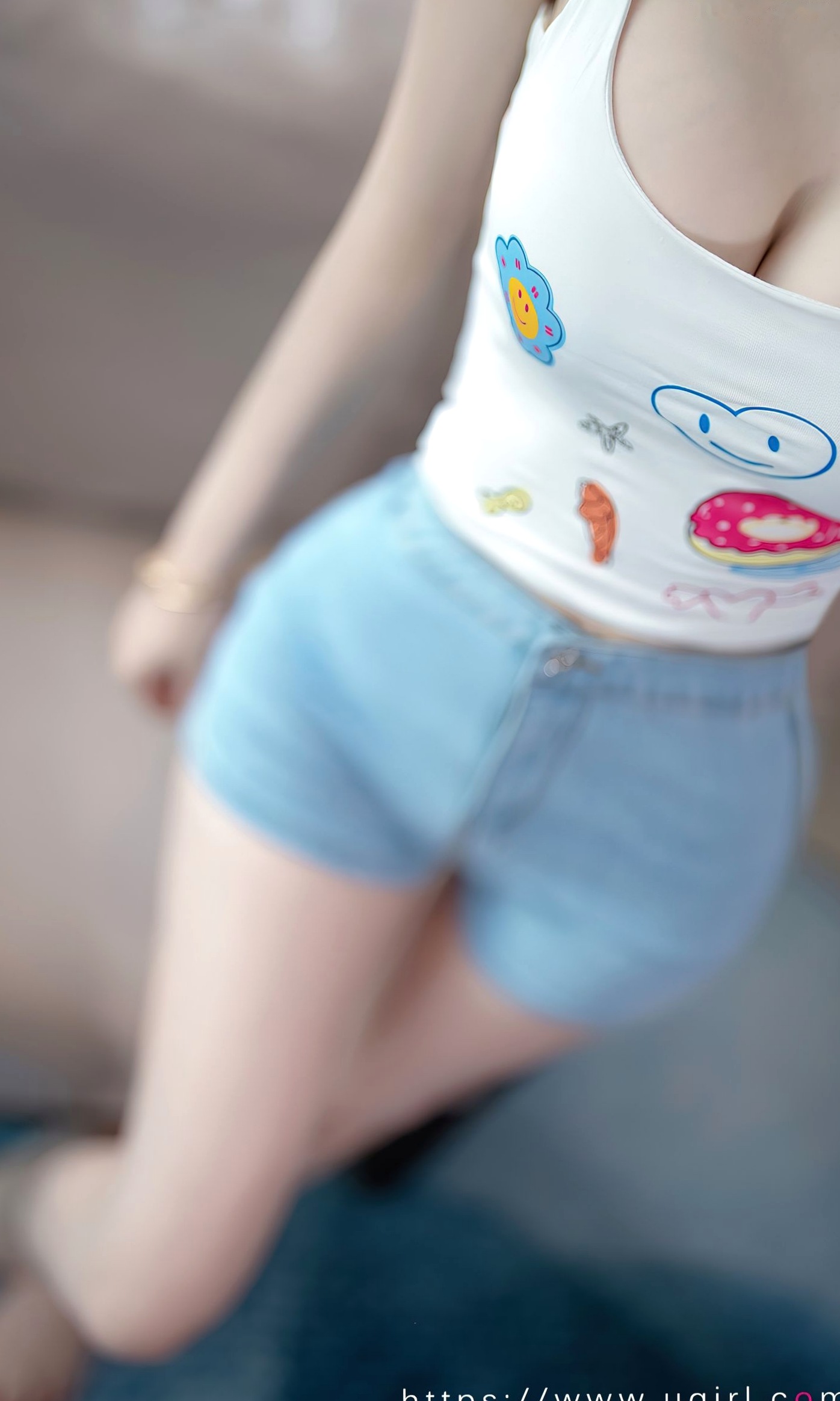 Gallery - UGirls尤果圈 - Chiness Model 青树《如初见》居家清新私房写真，涂鸦吊带配牛仔短裤，尽显白皙迷人好身材，纯欲风诱惑大片爱尤物 - Love Beauty 尤果网 - Chiness Model 私房照性感居家诱惑 女神私房照_秀色女神 - image 15