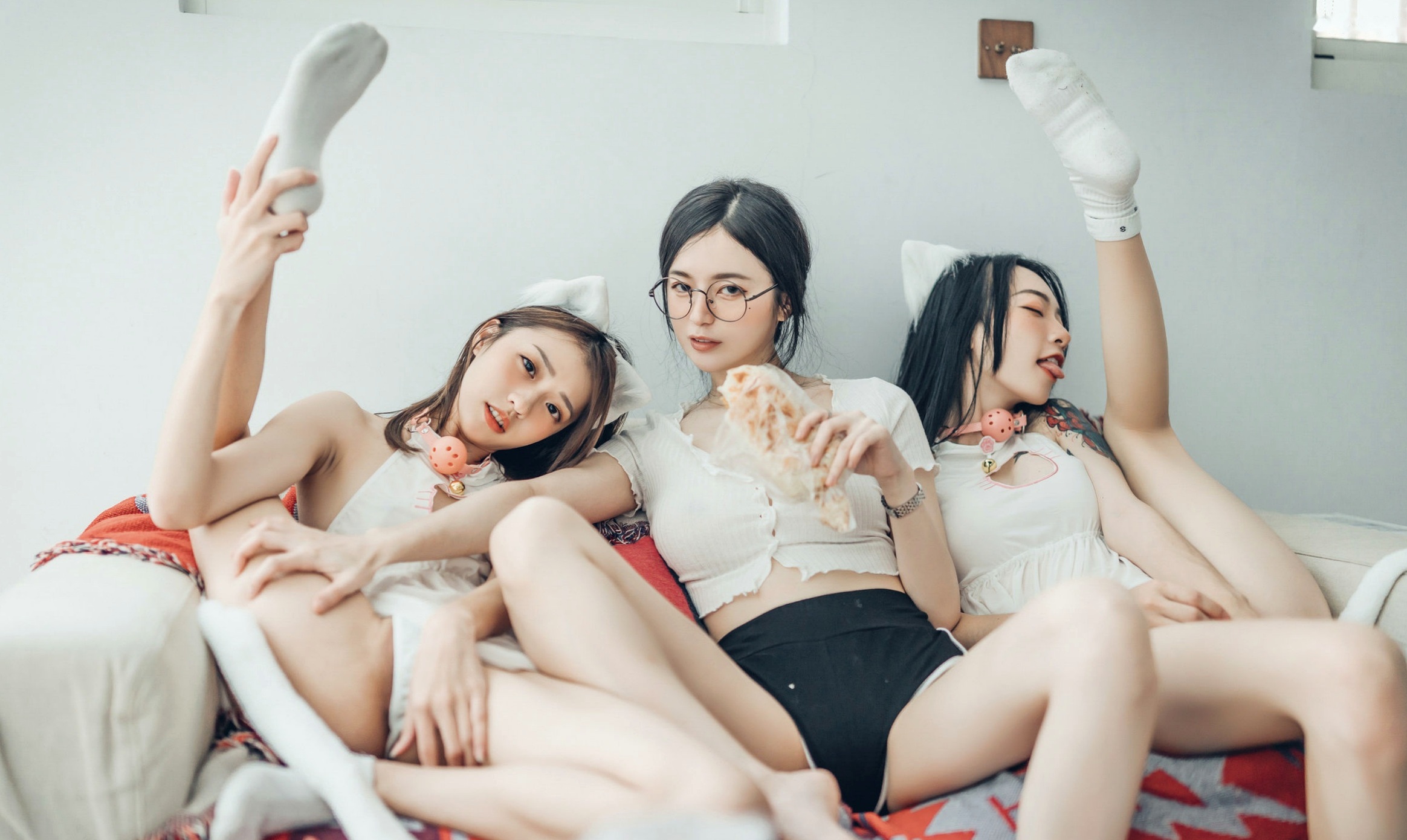 Gallery - JVID-辰辰、妍妍、飘飘：宅女与猫咪的同居生活，高颜值女神角色扮演，超大尺度猫娘私房写真，闺蜜互动极度诱惑，尽显白皙身材与缠绵风情角色扮演大尺度私房照诱惑JVID 女神私房照_秀色女神 - image 17