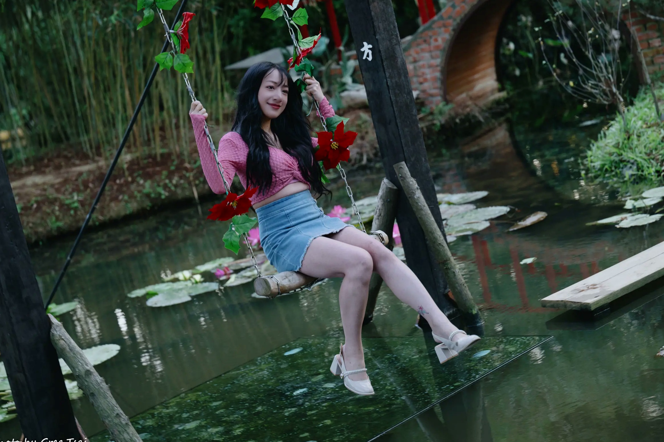 Gallery - 《轩颖小葵 - 桃园》户外清新写真，气质女神唯美秋千，自然风光下的迷人时刻[109P]户外气质清新治愈系女神 女神私房照_秀色女神 - image 81