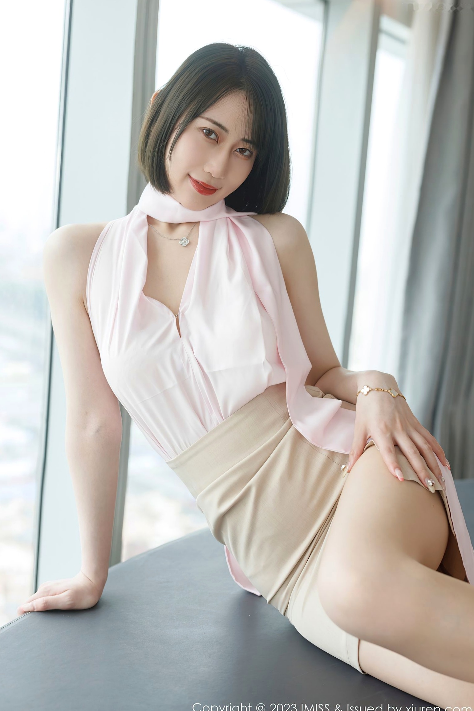 Gallery - IMiss爱蜜社 - Honey Club -736-瑞妤-浅粉上衣配米色包臀短裙职场风写真-知性优雅都市女神-2023.07.17爱蜜社 - Honey Club 气质清纯美腿 女神私房照_秀色女神 - image 6