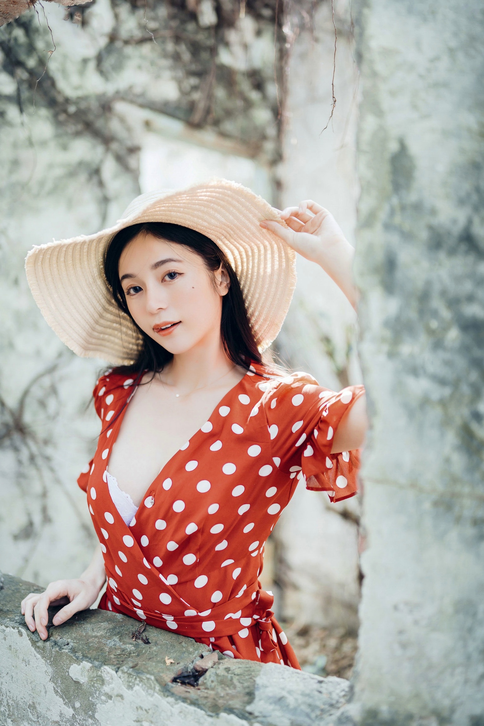 Gallery - JVID模特 - model辰辰户外写真：红白波点裙清纯动人，白色透明罩衫大胆演绎极致诱惑，私房拍摄新作JVID户外性感清纯诱惑私房照气质 女神私房照_秀色女神 - image 1