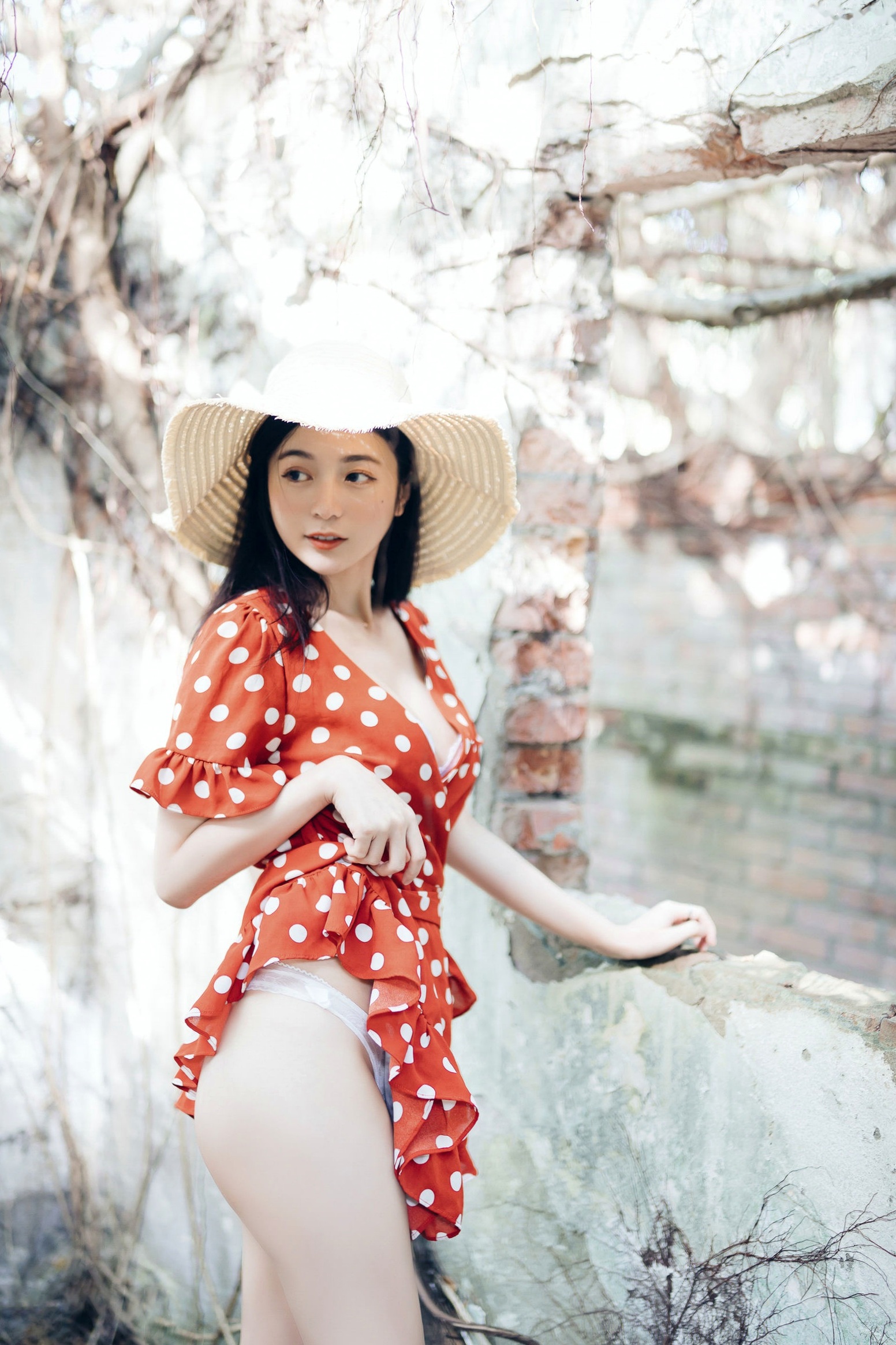 Gallery - JVID模特 - model辰辰户外写真：红白波点裙清纯动人，白色透明罩衫大胆演绎极致诱惑，私房拍摄新作JVID户外性感清纯诱惑私房照气质 女神私房照_秀色女神 - image 2