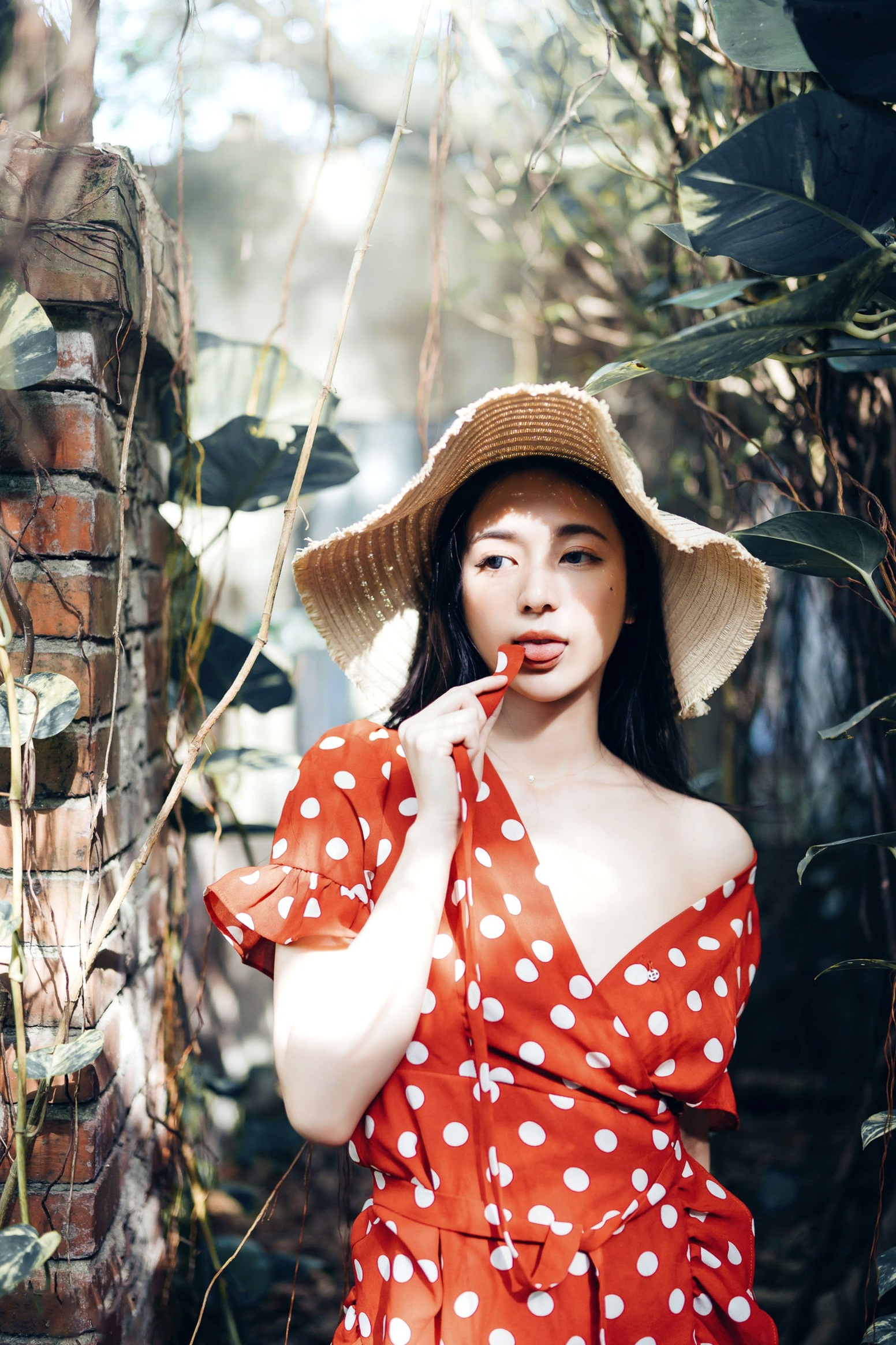 Gallery - JVID模特 - model辰辰户外写真：红白波点裙清纯动人，白色透明罩衫大胆演绎极致诱惑，私房拍摄新作JVID户外性感清纯诱惑私房照气质 女神私房照_秀色女神 - image 17