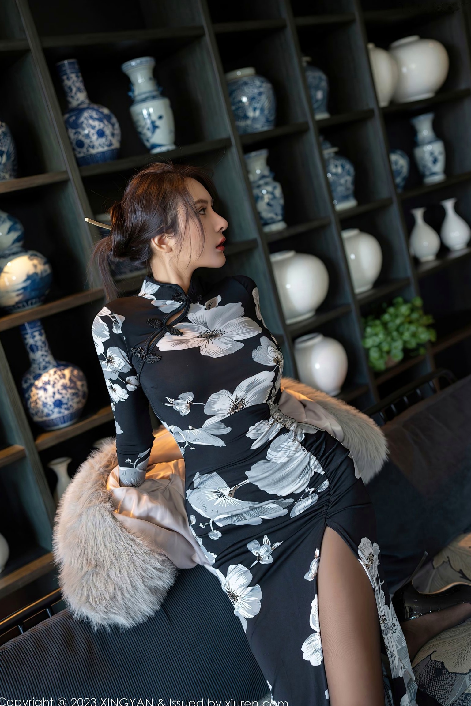 Gallery - XingYan星颜社- Star Face -221-Emily尹菲-黑色印花旗袍黑丝-室内高奢私房皮草诱惑-2023.12.07 - 无圣光大尺度星颜社- Star Face 旗袍黑丝性感诱惑御女郎 - Royal Lady 冷艳美腿大尺度 女神私房照_秀色女神 - image 11