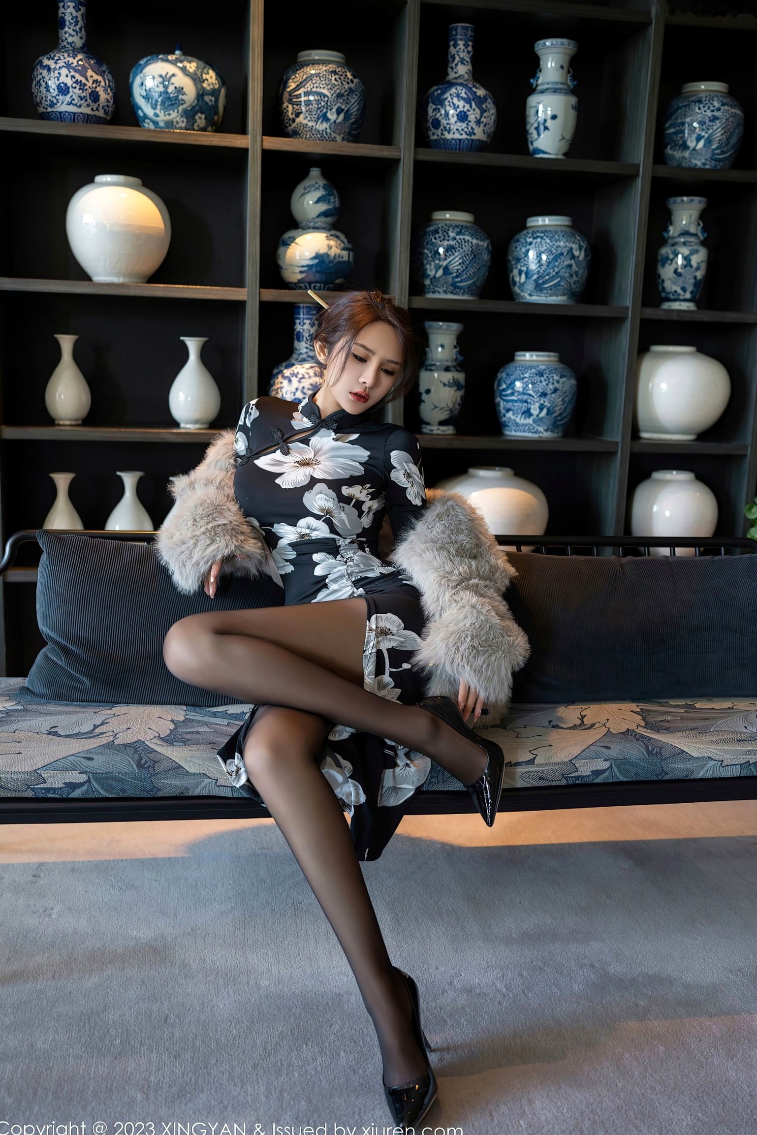 Gallery - XingYan星颜社- Star Face -221-Emily尹菲-黑色印花旗袍黑丝-室内高奢私房皮草诱惑-2023.12.07 - 无圣光大尺度星颜社- Star Face 旗袍黑丝性感诱惑御女郎 - Royal Lady 冷艳美腿大尺度 女神私房照_秀色女神 - image 12