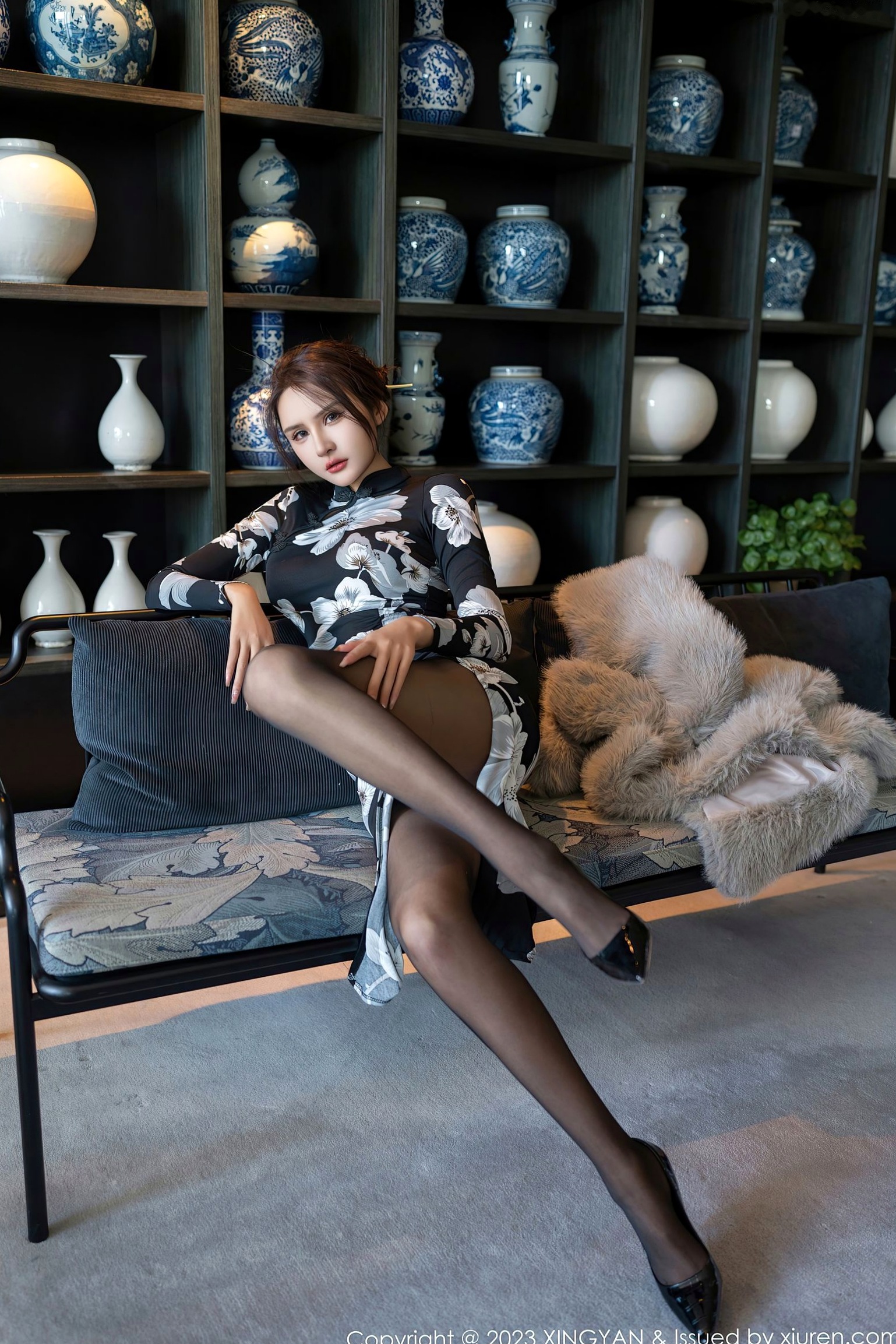 Gallery - XingYan星颜社- Star Face -221-Emily尹菲-黑色印花旗袍黑丝-室内高奢私房皮草诱惑-2023.12.07 - 无圣光大尺度星颜社- Star Face 旗袍黑丝性感诱惑御女郎 - Royal Lady 冷艳美腿大尺度 女神私房照_秀色女神 - image 19