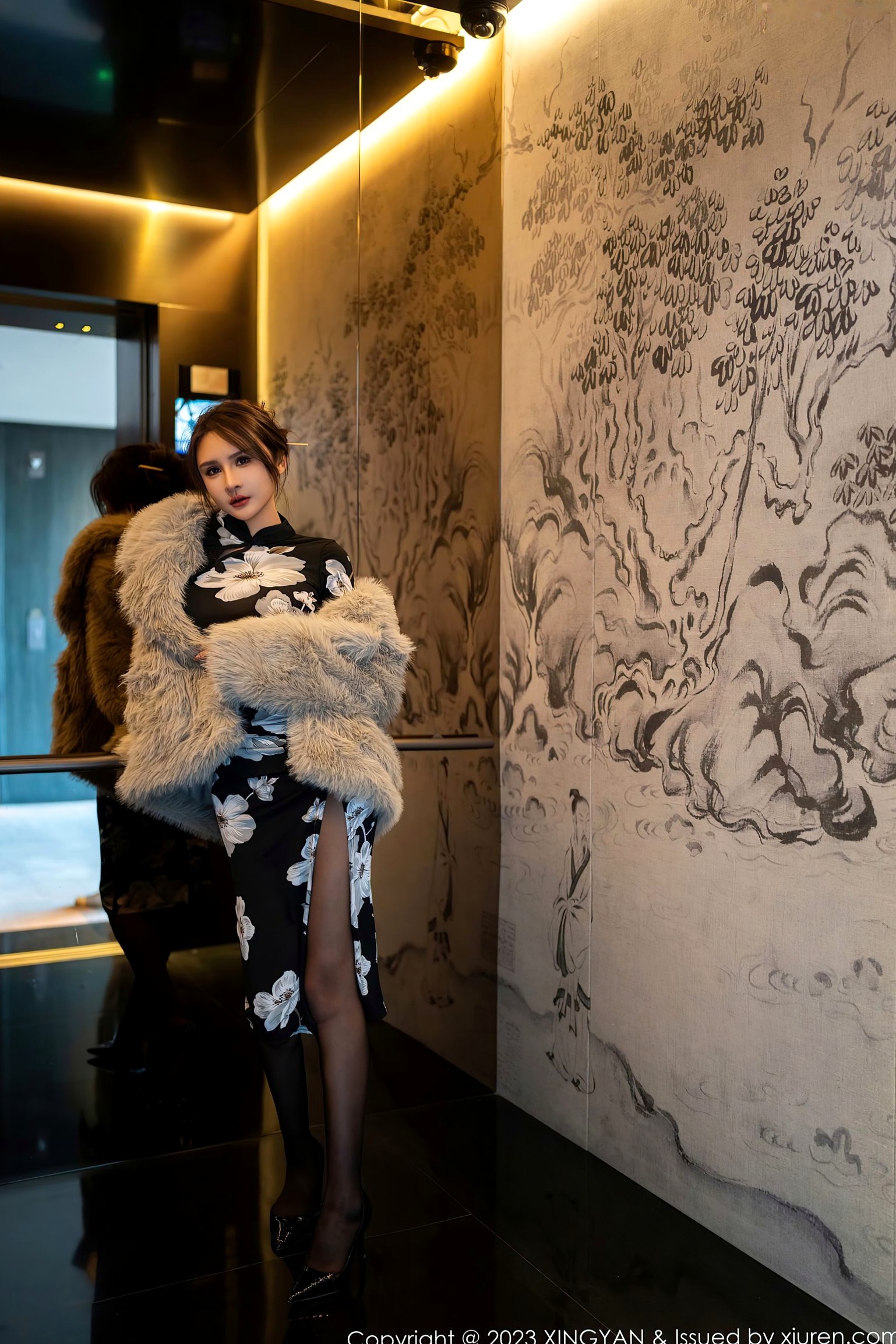 Gallery - XingYan星颜社- Star Face -221-Emily尹菲-黑色印花旗袍黑丝-室内高奢私房皮草诱惑-2023.12.07 - 无圣光大尺度星颜社- Star Face 旗袍黑丝性感诱惑御女郎 - Royal Lady 冷艳美腿大尺度 女神私房照_秀色女神 - image 36