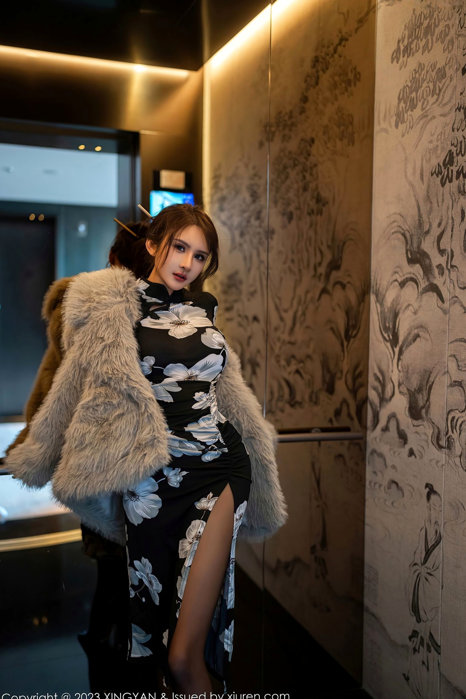 Gallery - XingYan星颜社- Star Face -221-Emily尹菲-黑色印花旗袍黑丝-室内高奢私房皮草诱惑-2023.12.07 - 无圣光大尺度星颜社- Star Face 旗袍黑丝性感诱惑御女郎 - Royal Lady 冷艳美腿大尺度 女神私房照_秀色女神 - image 38