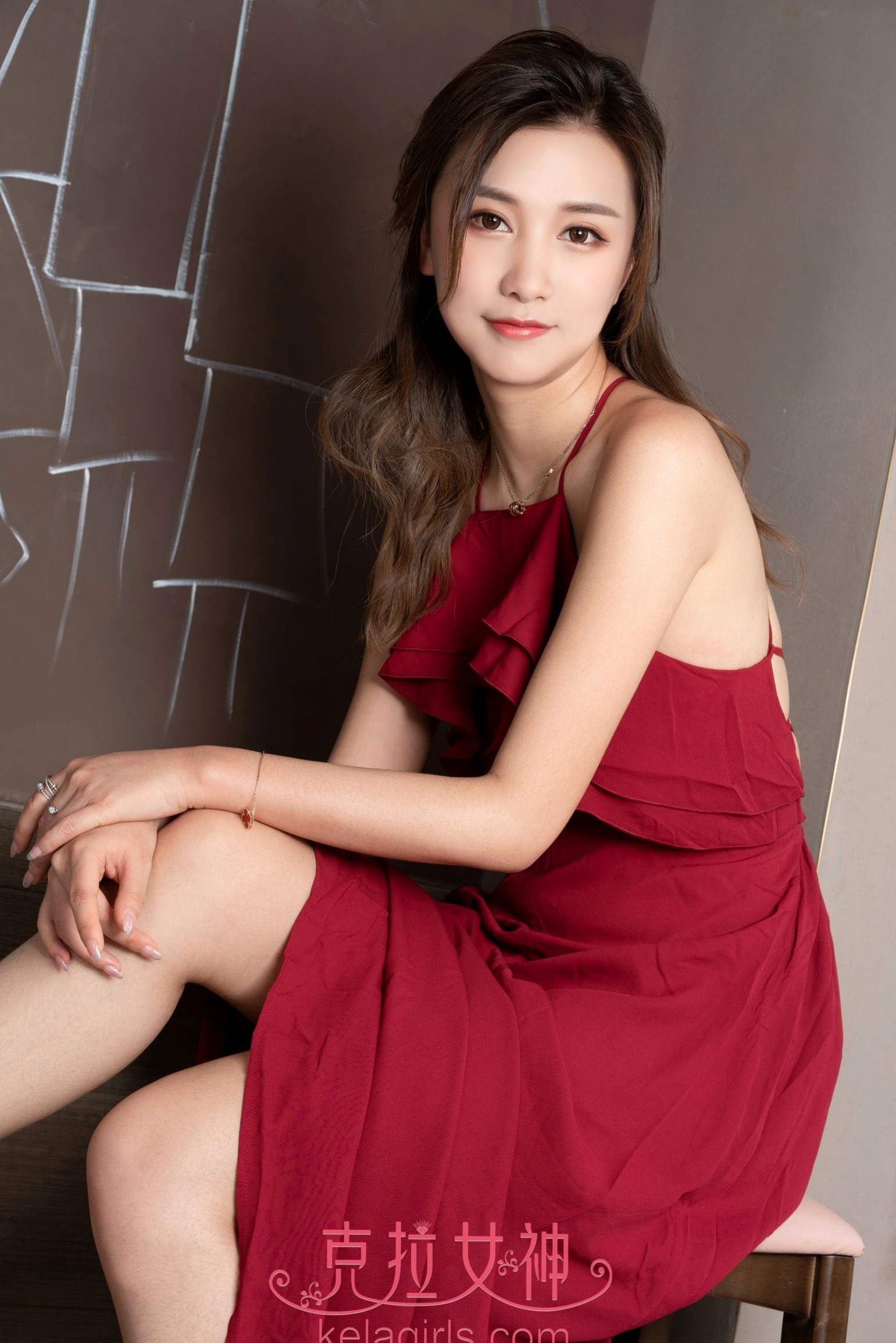 Gallery - KelaGirls克拉女神-2019.04.12-慕菲-《含情凝睇》：红裙佳人气质优雅，性感长腿魅力释放，精选私房视觉大赏克拉女神性感私房照女神极品 女神私房照_秀色女神 - image 2