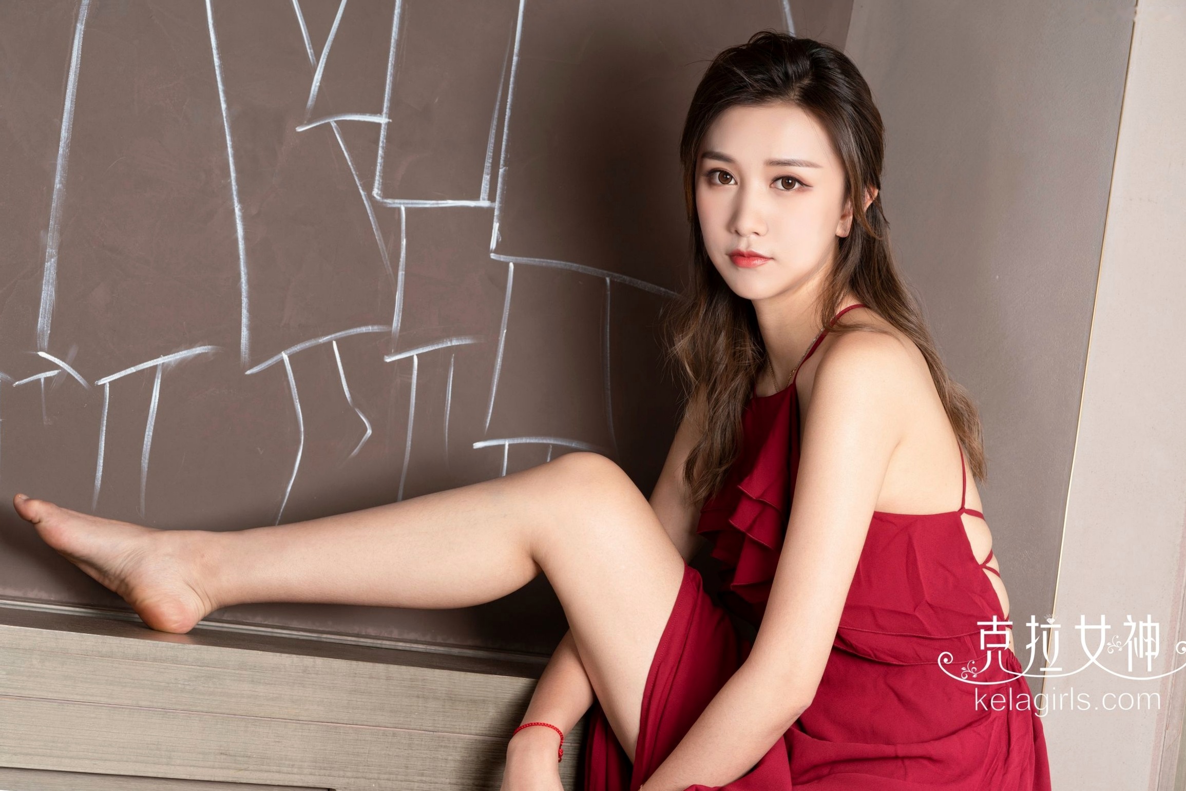 Gallery - KelaGirls克拉女神-2019.04.12-慕菲-《含情凝睇》：红裙佳人气质优雅，性感长腿魅力释放，精选私房视觉大赏克拉女神性感私房照女神极品 女神私房照_秀色女神 - image 3