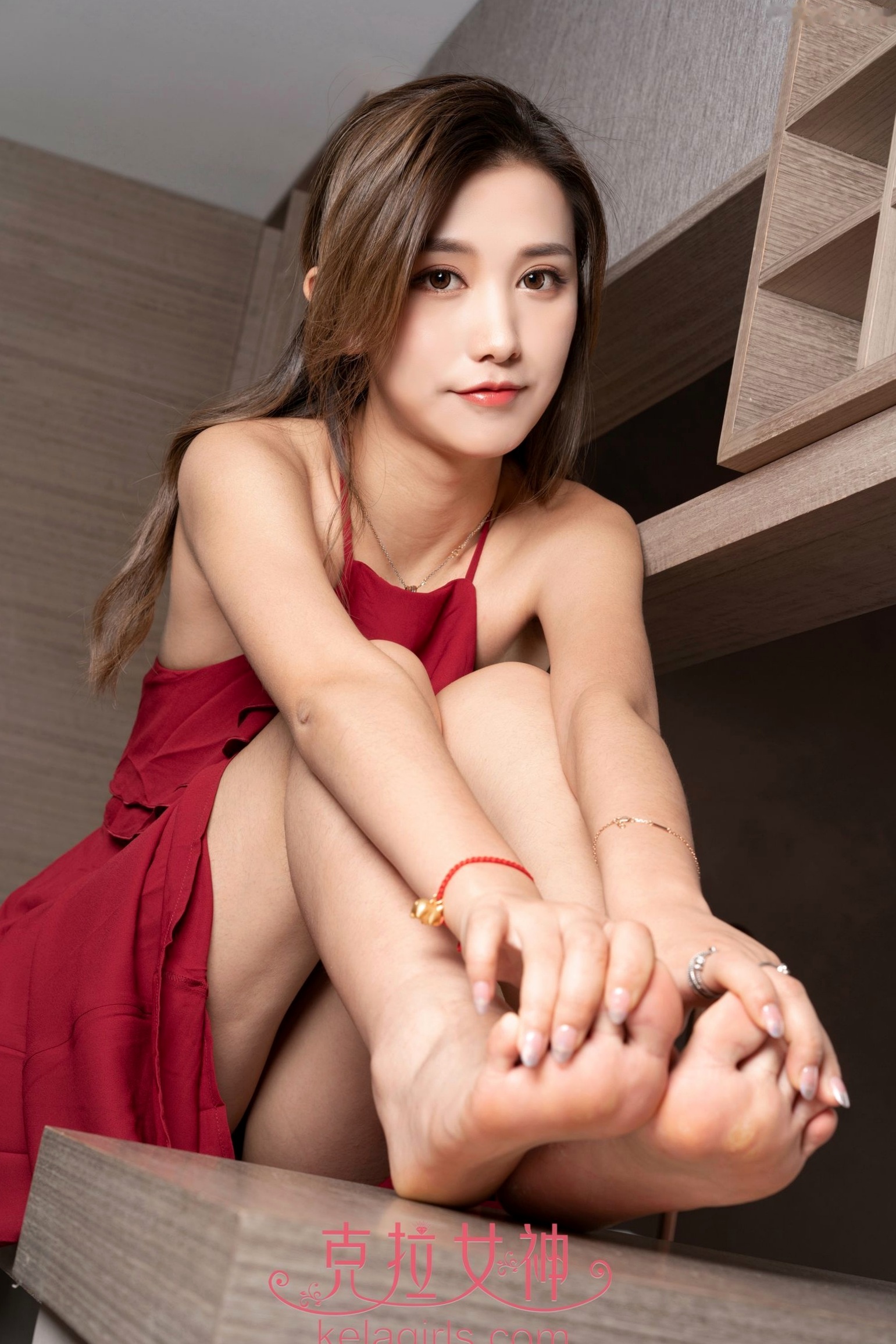 Gallery - KelaGirls克拉女神-2019.04.12-慕菲-《含情凝睇》：红裙佳人气质优雅，性感长腿魅力释放，精选私房视觉大赏克拉女神性感私房照女神极品 女神私房照_秀色女神 - image 24