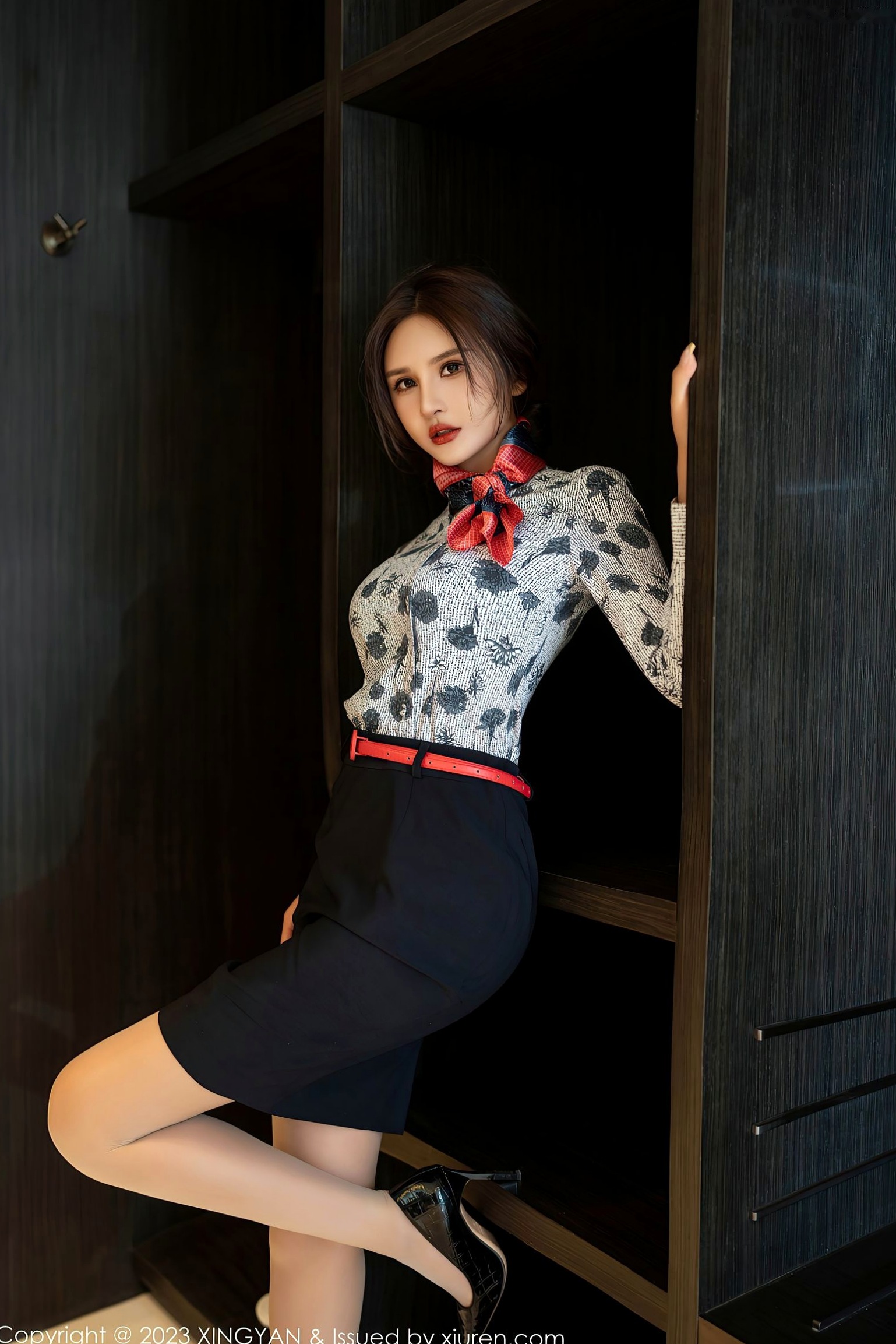 Gallery - XingYan星颜社- Star Face -219-Emily尹菲：制服诱惑与黑色内衣的极致碰撞，职场女管家装束下的私房大尺度美学，完美肉丝比例展现顶级女神魅力星颜社- Star Face 制服性感诱惑私房照大尺度 女神私房照_秀色女神 - image 4