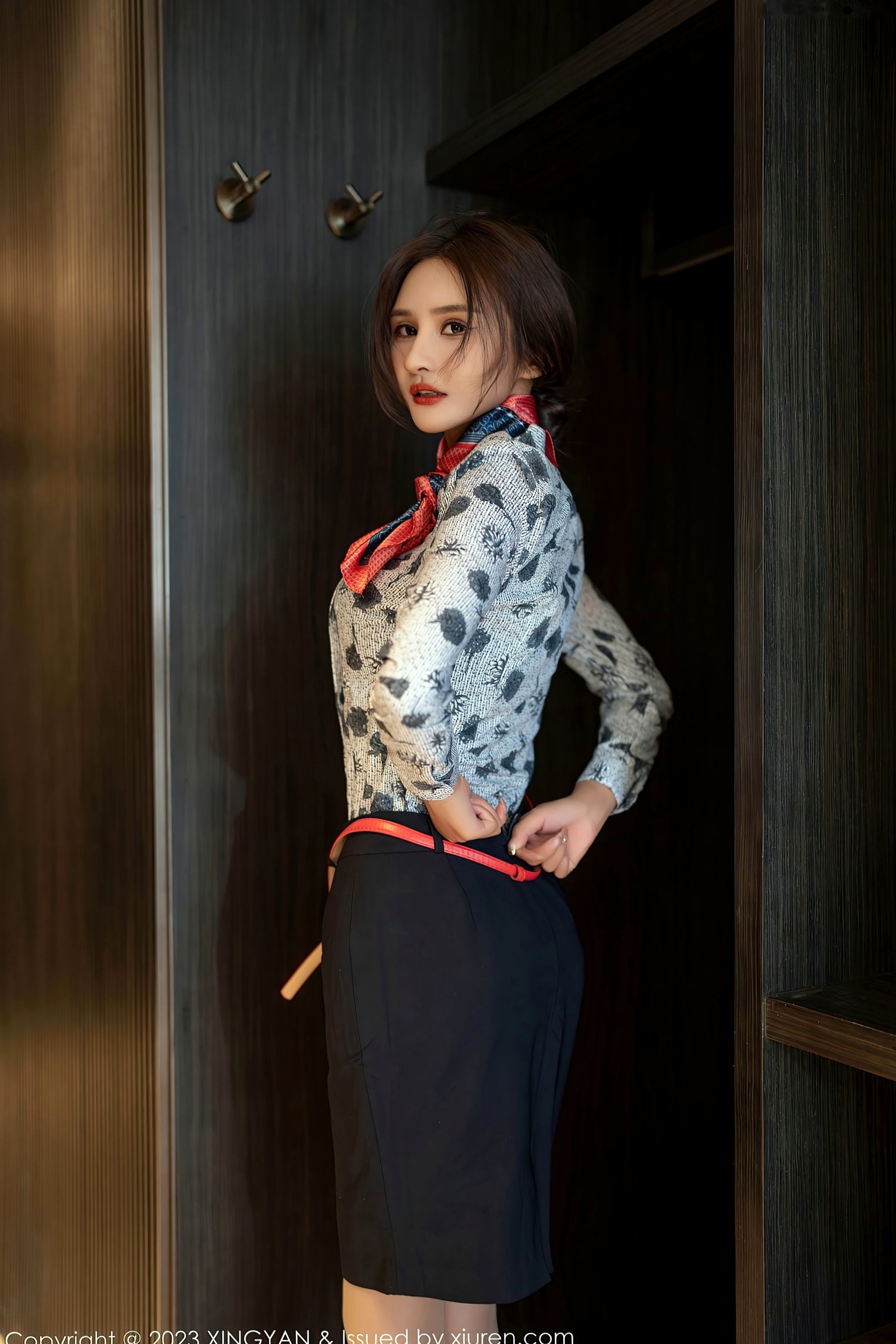 Gallery - XingYan星颜社- Star Face -219-Emily尹菲：制服诱惑与黑色内衣的极致碰撞，职场女管家装束下的私房大尺度美学，完美肉丝比例展现顶级女神魅力星颜社- Star Face 制服性感诱惑私房照大尺度 女神私房照_秀色女神 - image 17