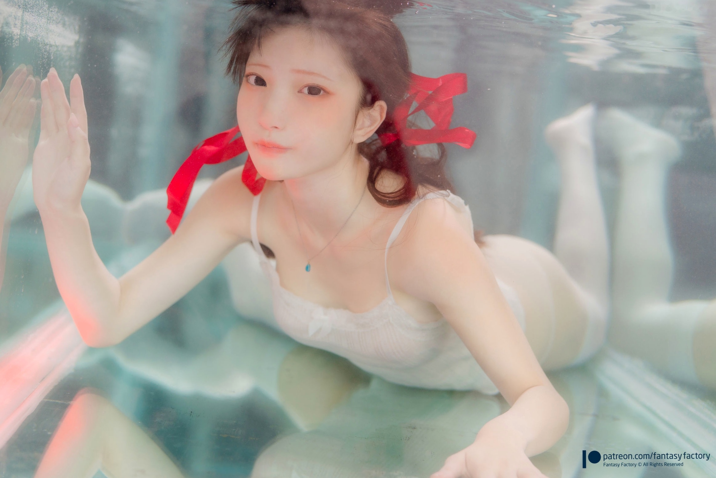 Gallery - Fantasy-Factory-小丁Ding：水中的红丝带，清纯湿身诱惑，白色内衣与长筒袜的私房写真湿身私房照诱惑内衣萝莉 女神私房照_秀色女神 - image 18