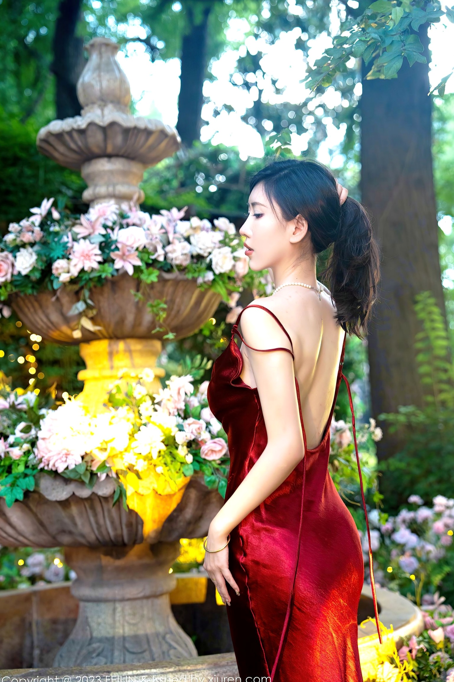 Gallery - FeiLin嗲囡囡-467-章芃芃：红色吊带裸背礼服裙私房写真，极致黑丝诱惑尽显冷艳妩媚女神气质嗲囡囡性感诱惑黑丝私房照女神 女神私房照_秀色女神 - image 6