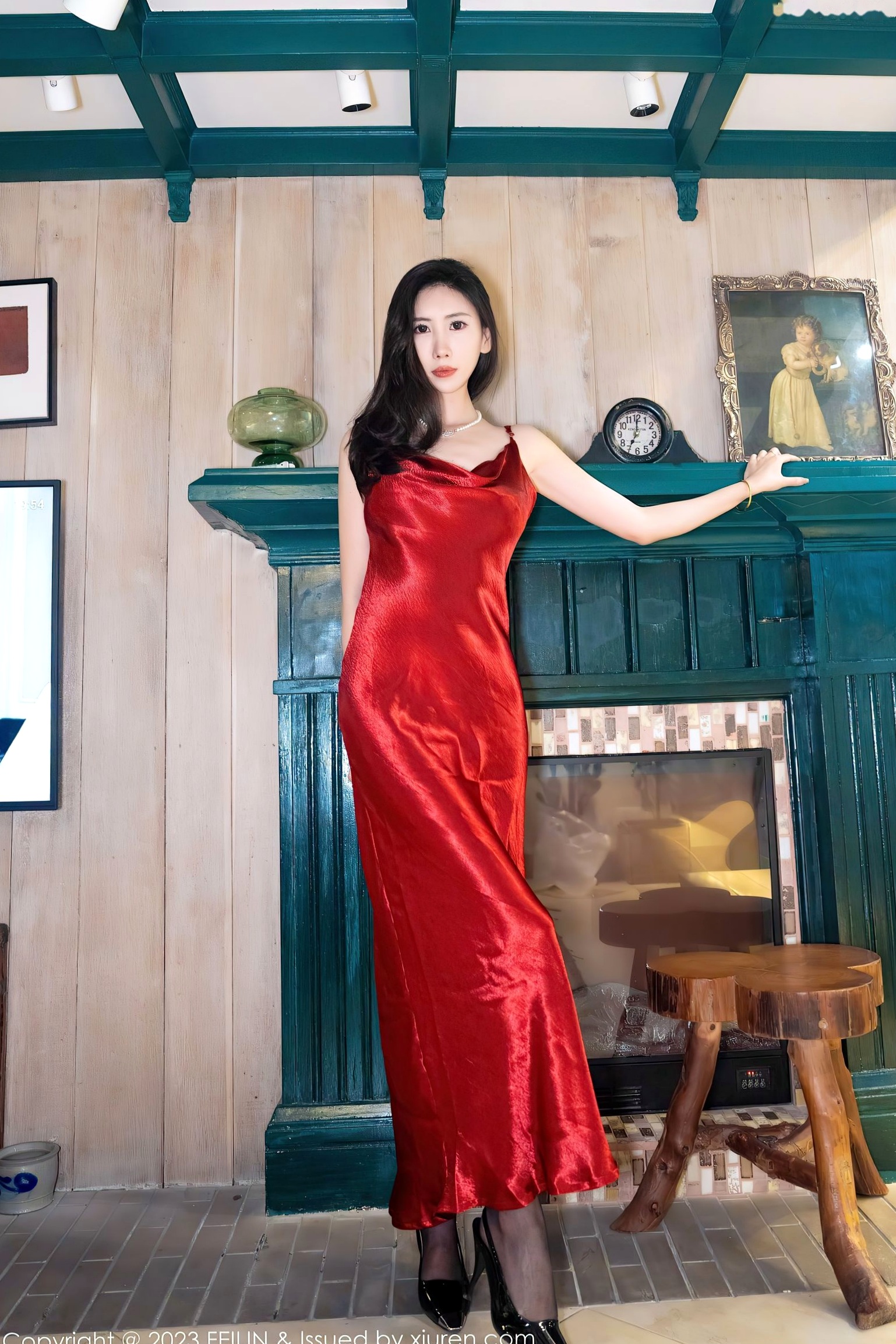 Gallery - FeiLin嗲囡囡-467-章芃芃：红色吊带裸背礼服裙私房写真，极致黑丝诱惑尽显冷艳妩媚女神气质嗲囡囡性感诱惑黑丝私房照女神 女神私房照_秀色女神 - image 13