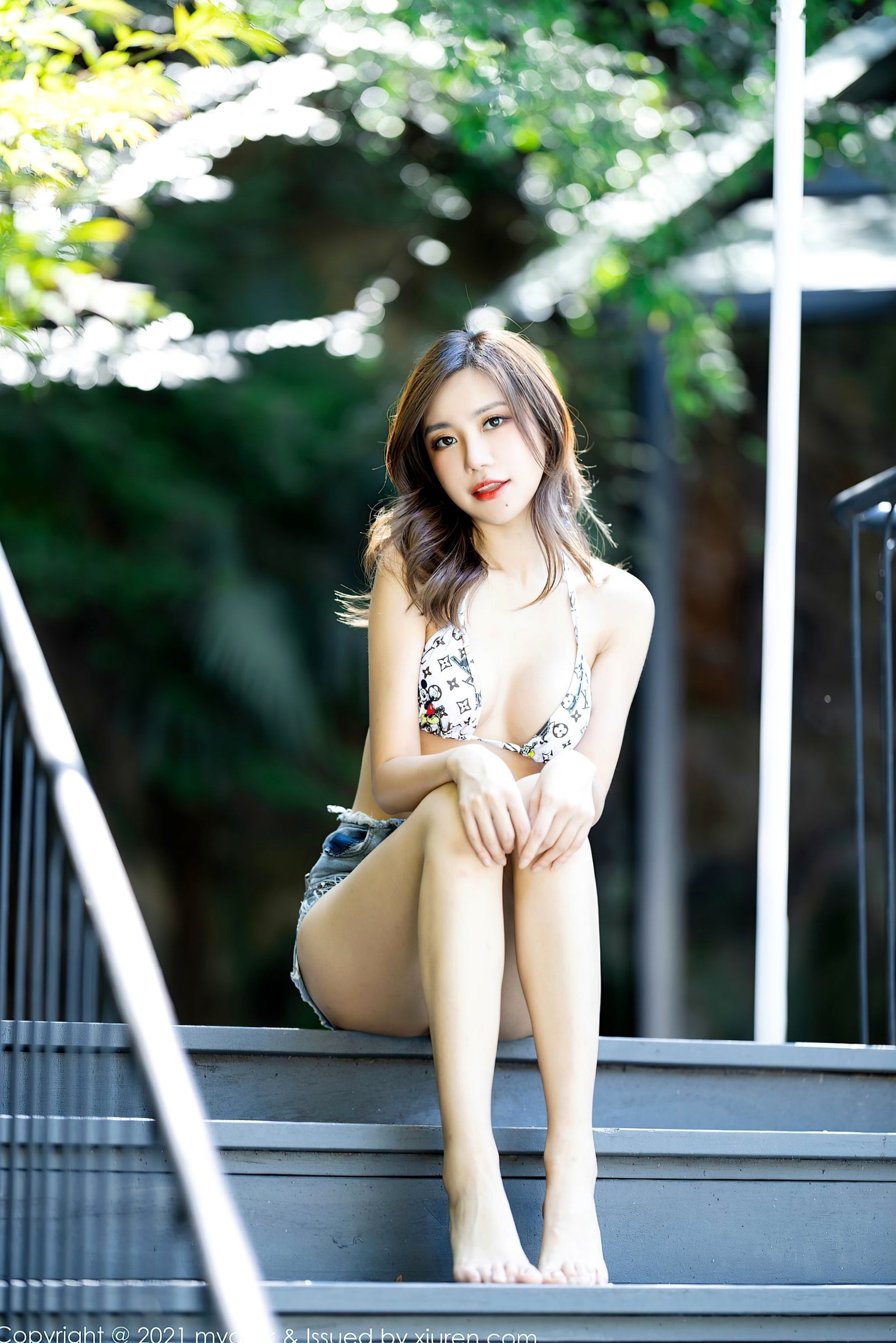 Gallery - MyGirl美媛馆 绮里嘉Ula：户外旅拍比基尼与牛仔热裤，性感曲线撩人，绝美长腿清纯甜美私房照（无圣光）性感比基尼美媛馆户外美腿 女神私房照_秀色女神 - image 12
