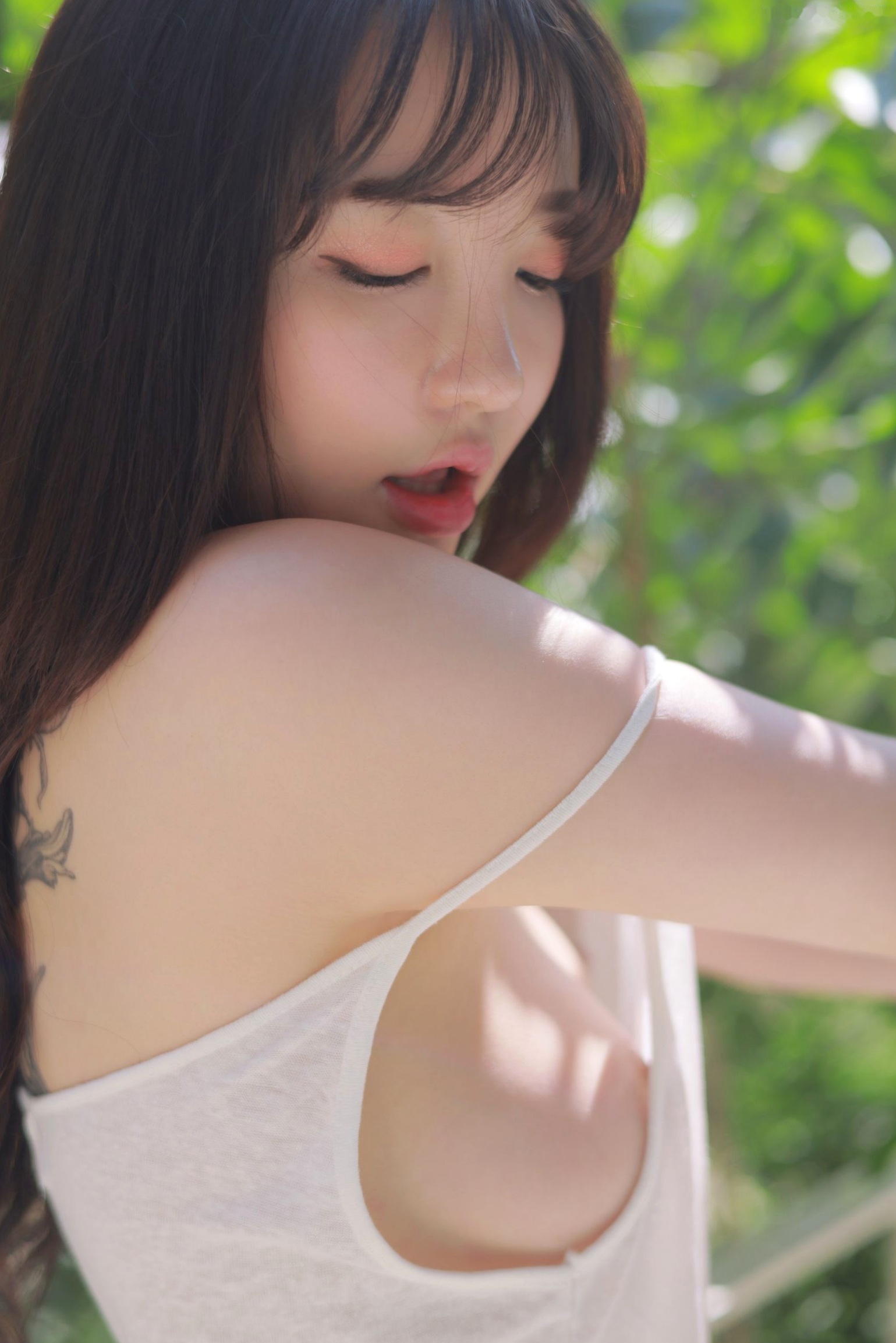 Gallery - 韩国美女孙乐乐Son Ye-eun户外纯白私房写真，清纯童颜配傲人上围极致诱惑韩国清纯童颜巨乳诱惑私房照 女神私房照_秀色女神 - image 32