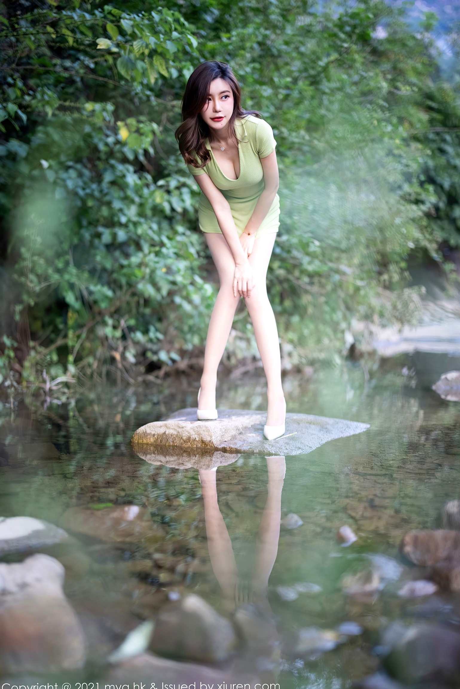 Gallery - MyGirl美媛馆597期：绮里嘉Ula户外山涧旅拍，淡绿超短裙与蕾丝内衣湿身诱惑，绝美身材尽显，长三角清凉自然写真大尺度精选美媛馆户外湿身性感诱惑极品 女神私房照_秀色女神 - image 15