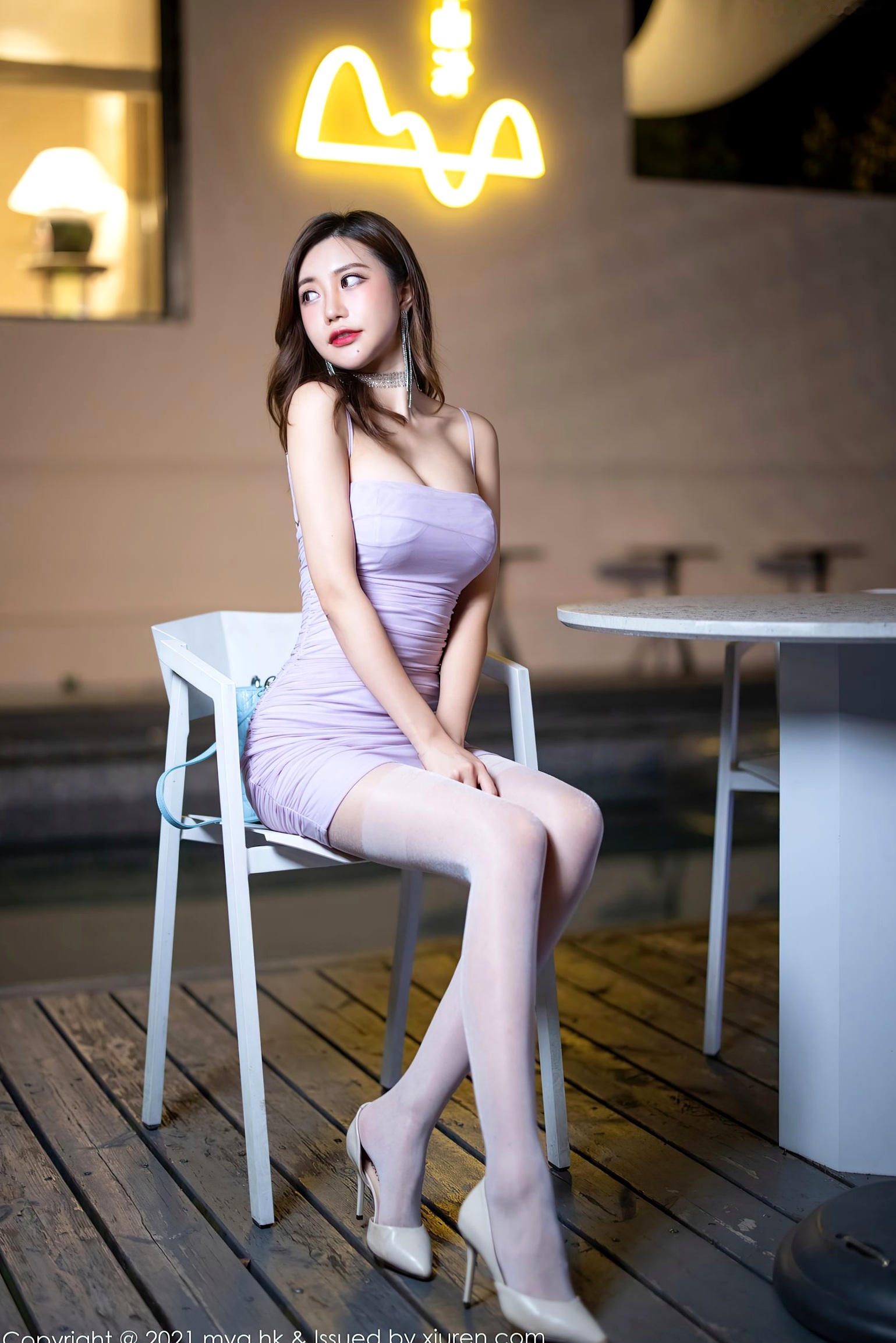 Gallery - 美媛馆绮里嘉Ula：紫色吊带紧身短裙搭配白丝，杭州旅拍夜色下的性感御姐风情与优雅诱惑性感美媛馆丝袜诱惑御女郎 - Royal Lady  女神私房照_秀色女神 - image 13