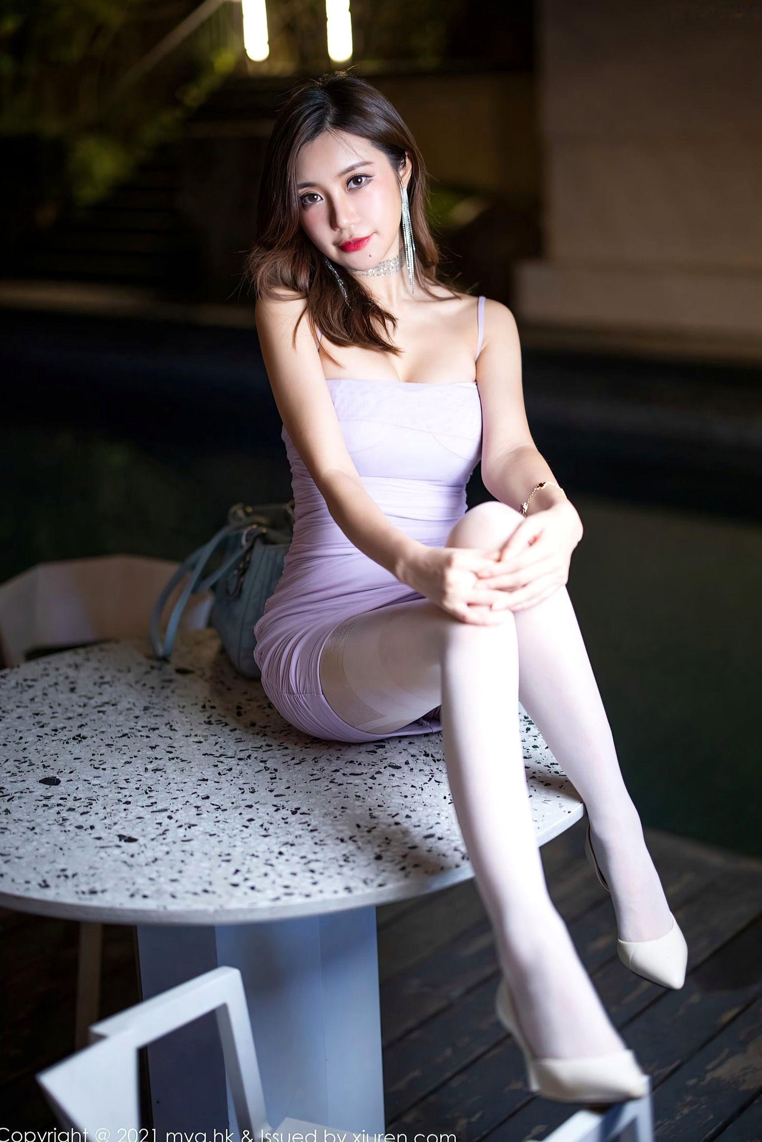 Gallery - 美媛馆绮里嘉Ula：紫色吊带紧身短裙搭配白丝，杭州旅拍夜色下的性感御姐风情与优雅诱惑性感美媛馆丝袜诱惑御女郎 - Royal Lady  女神私房照_秀色女神 - image 28
