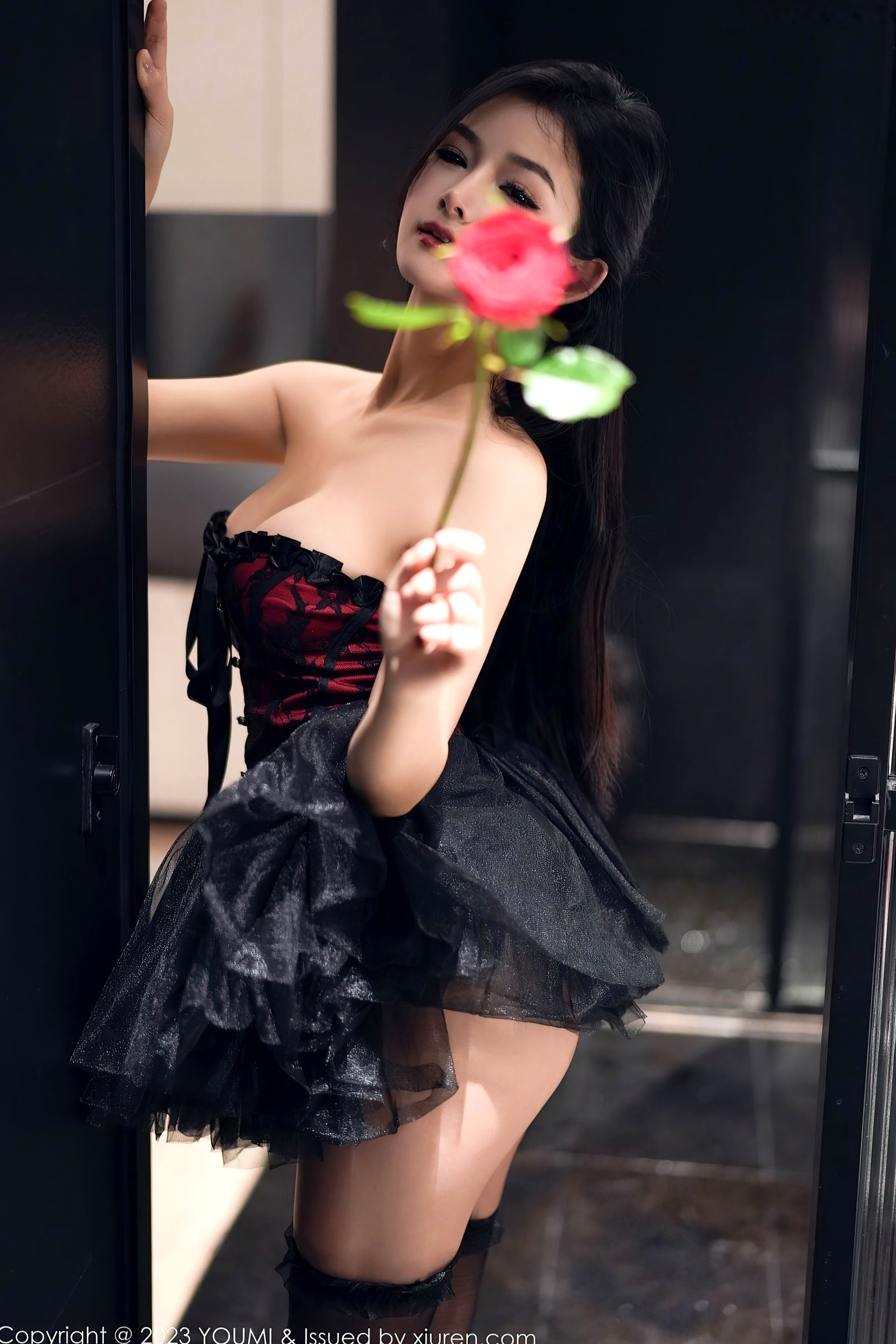 Gallery - YouMi尤蜜荟 - Chiness Model 991：谭小灵酒店玫瑰浪漫私房写真，黑色丝袜演绎极致性感与诱惑（2023.10.10）尤蜜荟 - Chiness Model 性感诱惑私房照大尺度 女神私房照_秀色女神 - image 6