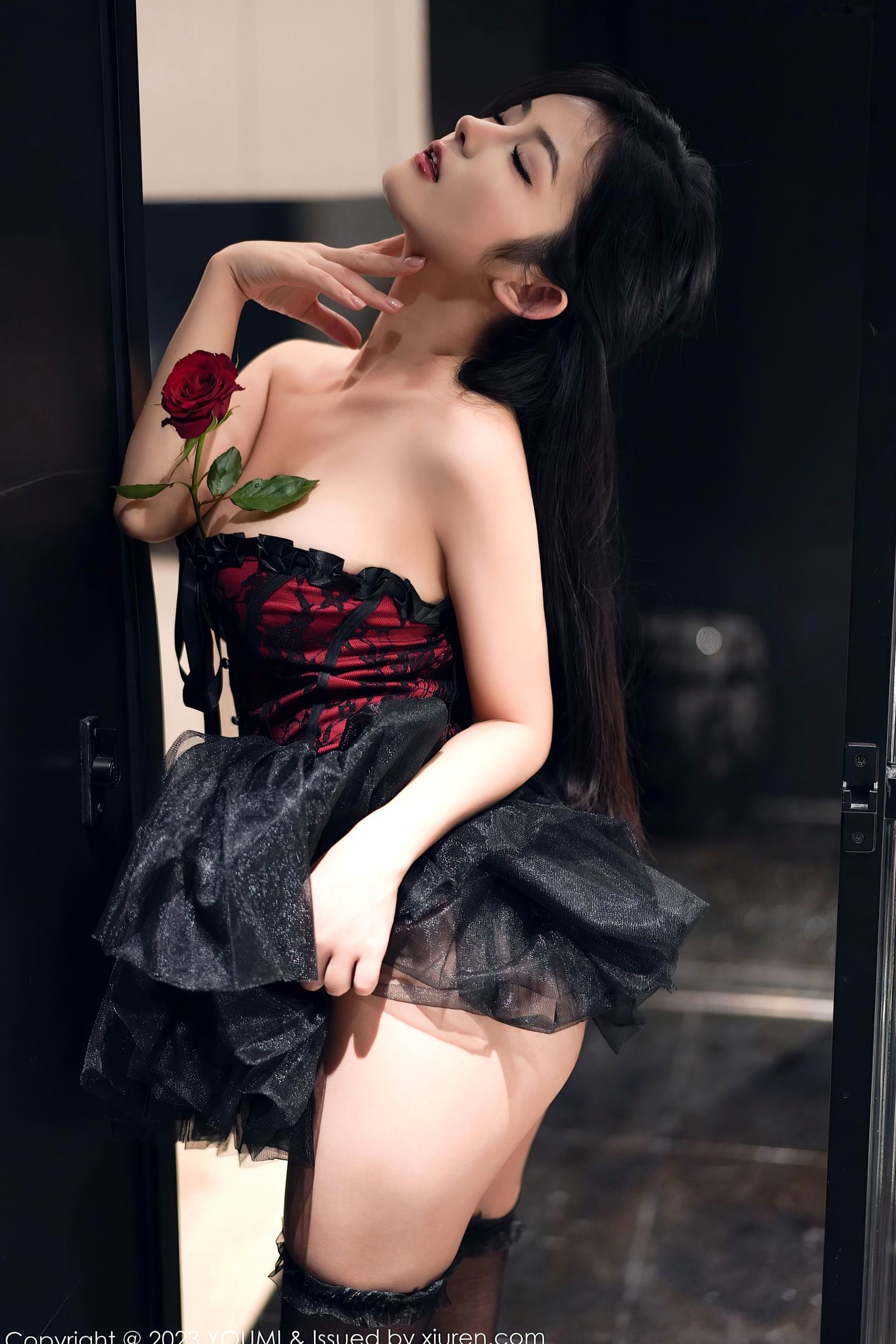 Gallery - YouMi尤蜜荟 - Chiness Model 991：谭小灵酒店玫瑰浪漫私房写真，黑色丝袜演绎极致性感与诱惑（2023.10.10）尤蜜荟 - Chiness Model 性感诱惑私房照大尺度 女神私房照_秀色女神 - image 7