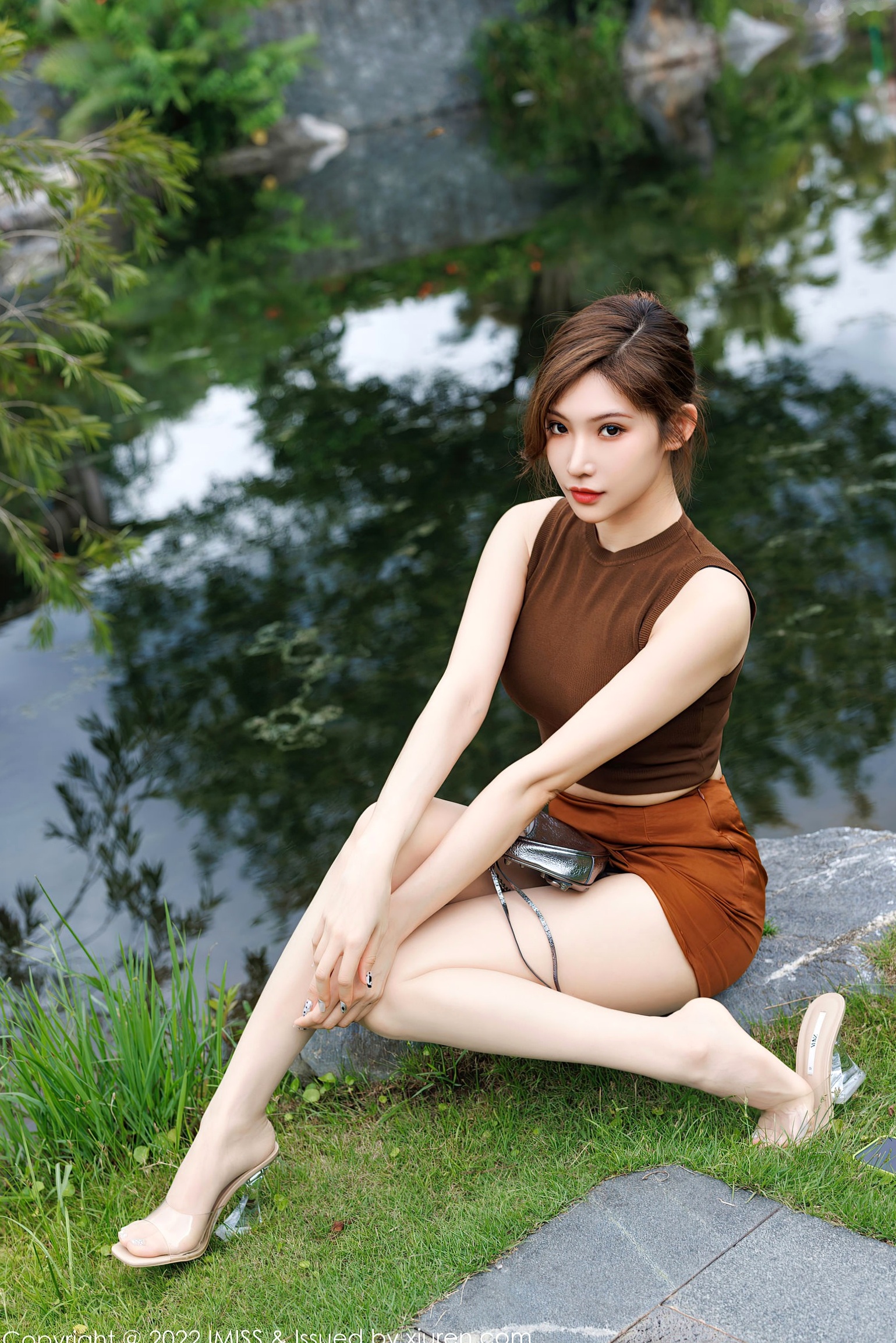 Gallery - IMiss爱蜜社 - Honey Club 第701期：小狐狸Kathryn，纯欲系咖啡色紧身短裙装，极致美腿诱惑，清新户外街拍与精致室内私房写真爱蜜社 - Honey Club 性感气质美腿街拍 女神私房照_秀色女神 - image 14