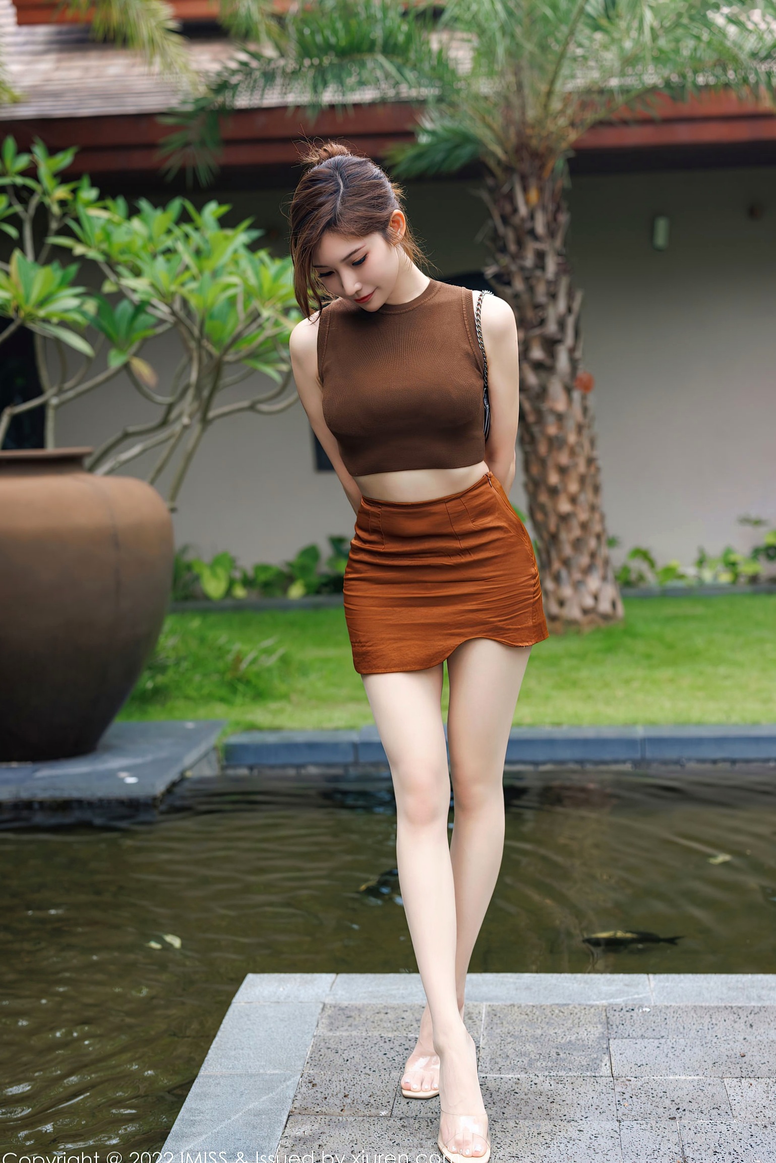 Gallery - IMiss爱蜜社 - Honey Club 第701期：小狐狸Kathryn，纯欲系咖啡色紧身短裙装，极致美腿诱惑，清新户外街拍与精致室内私房写真爱蜜社 - Honey Club 性感气质美腿街拍 女神私房照_秀色女神 - image 20