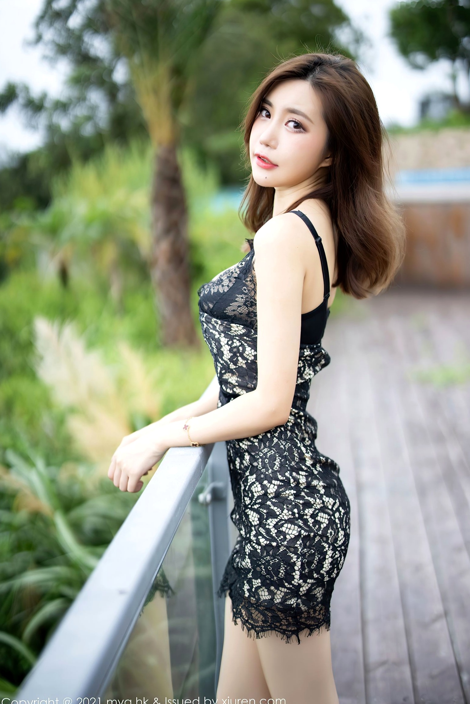 Gallery - MyGirl美媛馆590期：绮里嘉Ula杭州旅拍，黑蕾丝吊带短裙裹身，室内外双场景展现极品肉丝长腿诱惑美媛馆性感诱惑丝袜美腿 女神私房照_秀色女神 - image 3