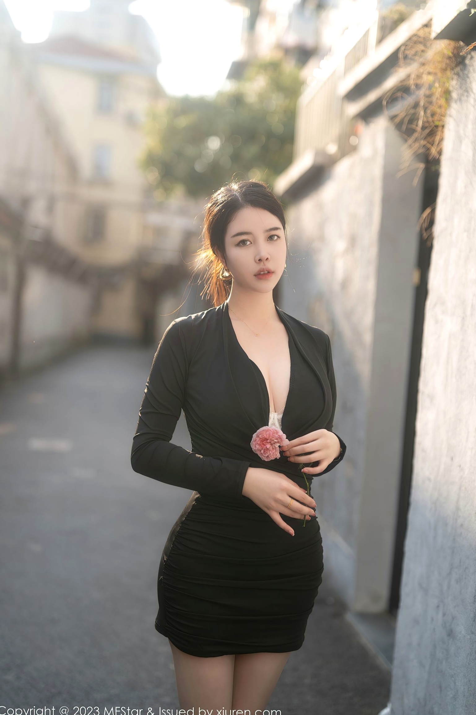 Gallery - MFStar模范学院-596期：樱桃小犊子私房写真，黑色低胸修身装尽显傲人曲线，御姐风范极致诱惑视觉盛宴模范学院诱惑性感气质御女郎 - Royal Lady  女神私房照_秀色女神 - image 11