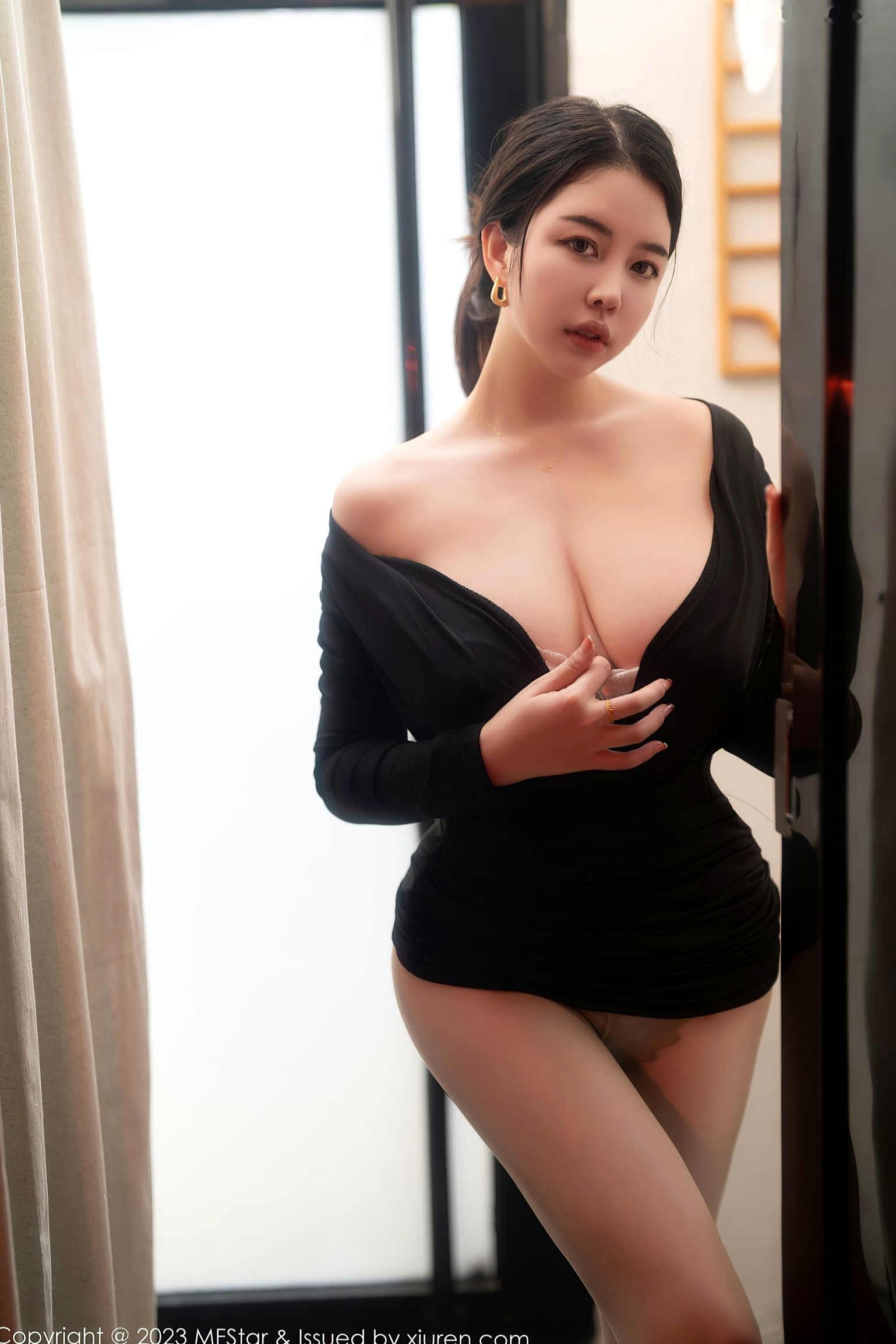 Gallery - MFStar模范学院-596期：樱桃小犊子私房写真，黑色低胸修身装尽显傲人曲线，御姐风范极致诱惑视觉盛宴模范学院诱惑性感气质御女郎 - Royal Lady  女神私房照_秀色女神 - image 18