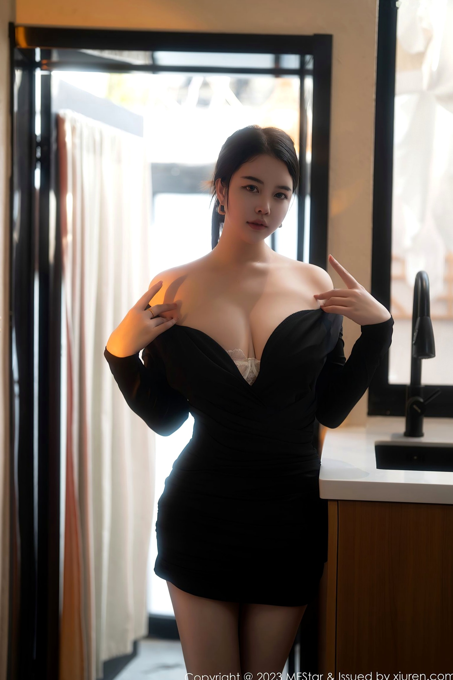 Gallery - MFStar模范学院-596期：樱桃小犊子私房写真，黑色低胸修身装尽显傲人曲线，御姐风范极致诱惑视觉盛宴模范学院诱惑性感气质御女郎 - Royal Lady  女神私房照_秀色女神 - image 20