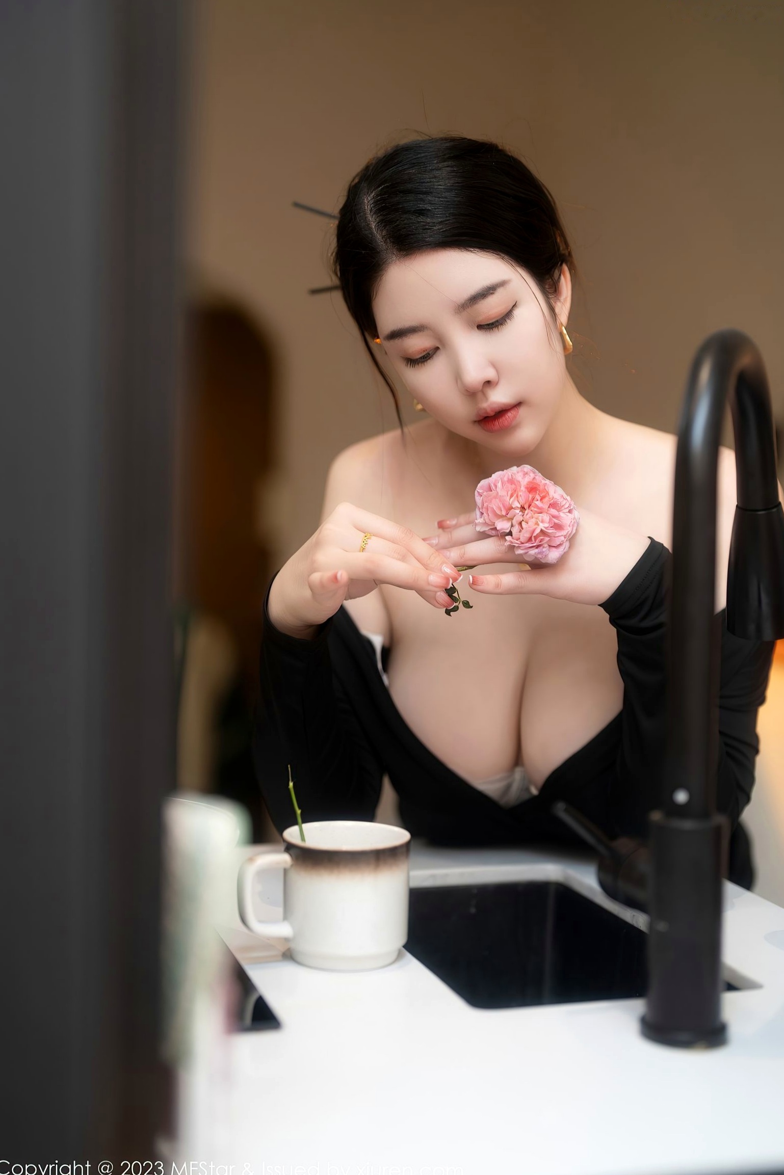 Gallery - MFStar模范学院-596期：樱桃小犊子私房写真，黑色低胸修身装尽显傲人曲线，御姐风范极致诱惑视觉盛宴模范学院诱惑性感气质御女郎 - Royal Lady  女神私房照_秀色女神 - image 28