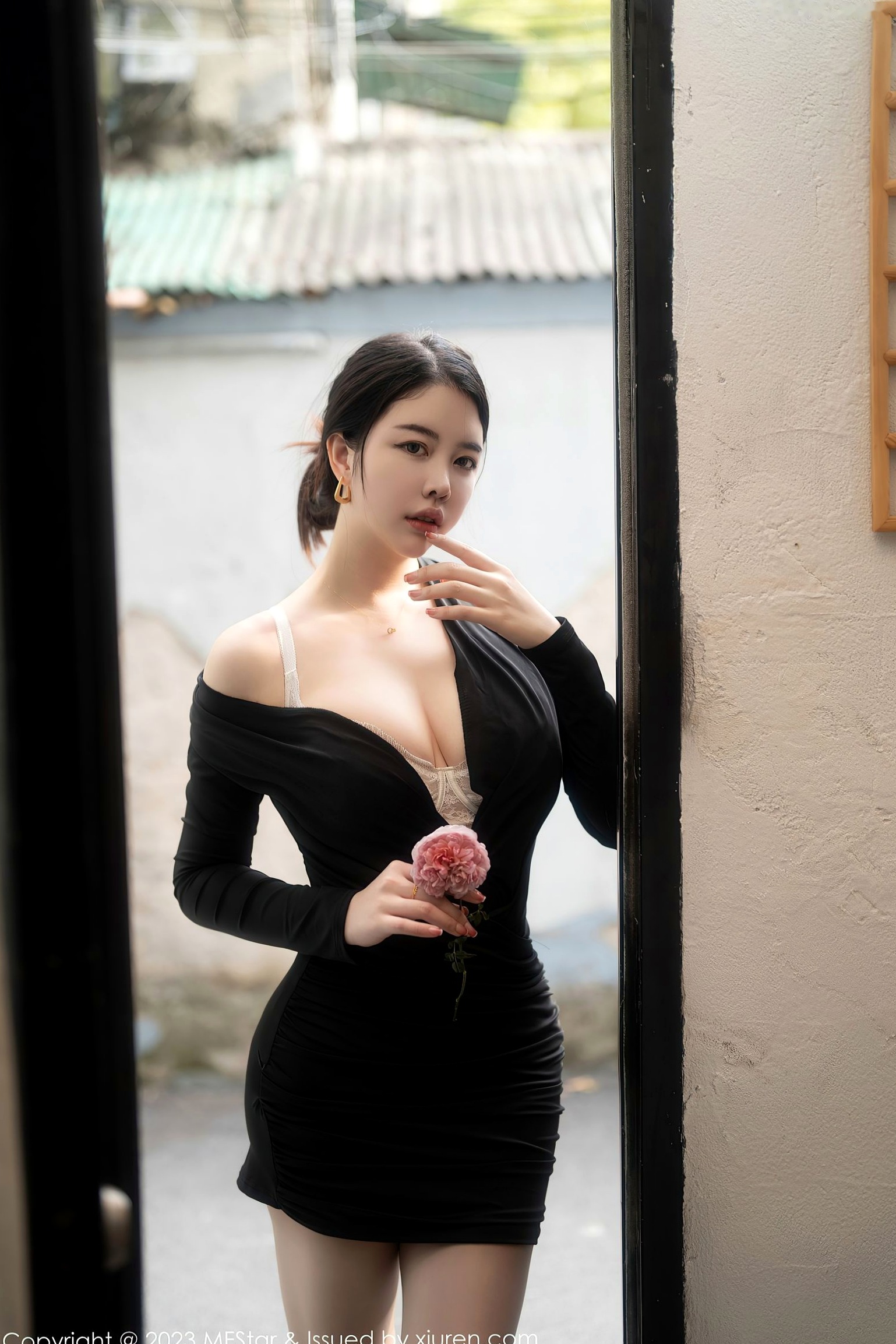 Gallery - MFStar模范学院-596期：樱桃小犊子私房写真，黑色低胸修身装尽显傲人曲线，御姐风范极致诱惑视觉盛宴模范学院诱惑性感气质御女郎 - Royal Lady  女神私房照_秀色女神 - image 55