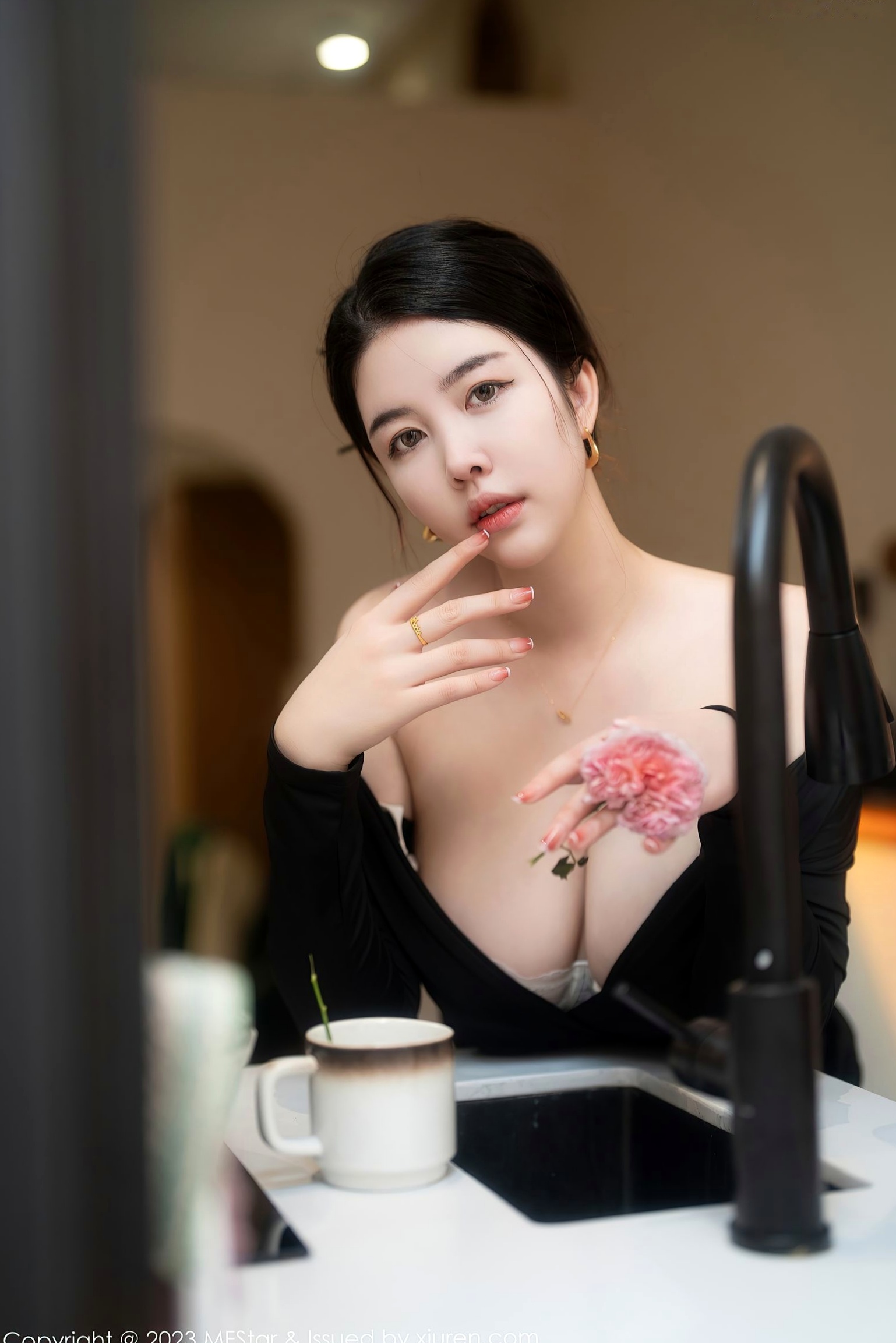 Gallery - MFStar模范学院-596期：樱桃小犊子私房写真，黑色低胸修身装尽显傲人曲线，御姐风范极致诱惑视觉盛宴模范学院诱惑性感气质御女郎 - Royal Lady  女神私房照_秀色女神 - image 56