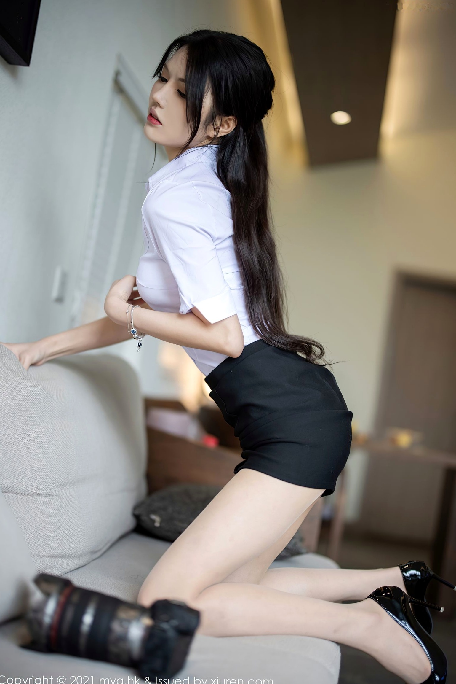 Gallery - MyGirl美媛馆-572-媛媛酱Belle：职场白衬衫黑短裙制服诱惑，性感丝袜长腿居家私房照，优雅干练的职场佳人气质写真美媛馆制服丝袜私房照诱惑 女神私房照_秀色女神 - image 9