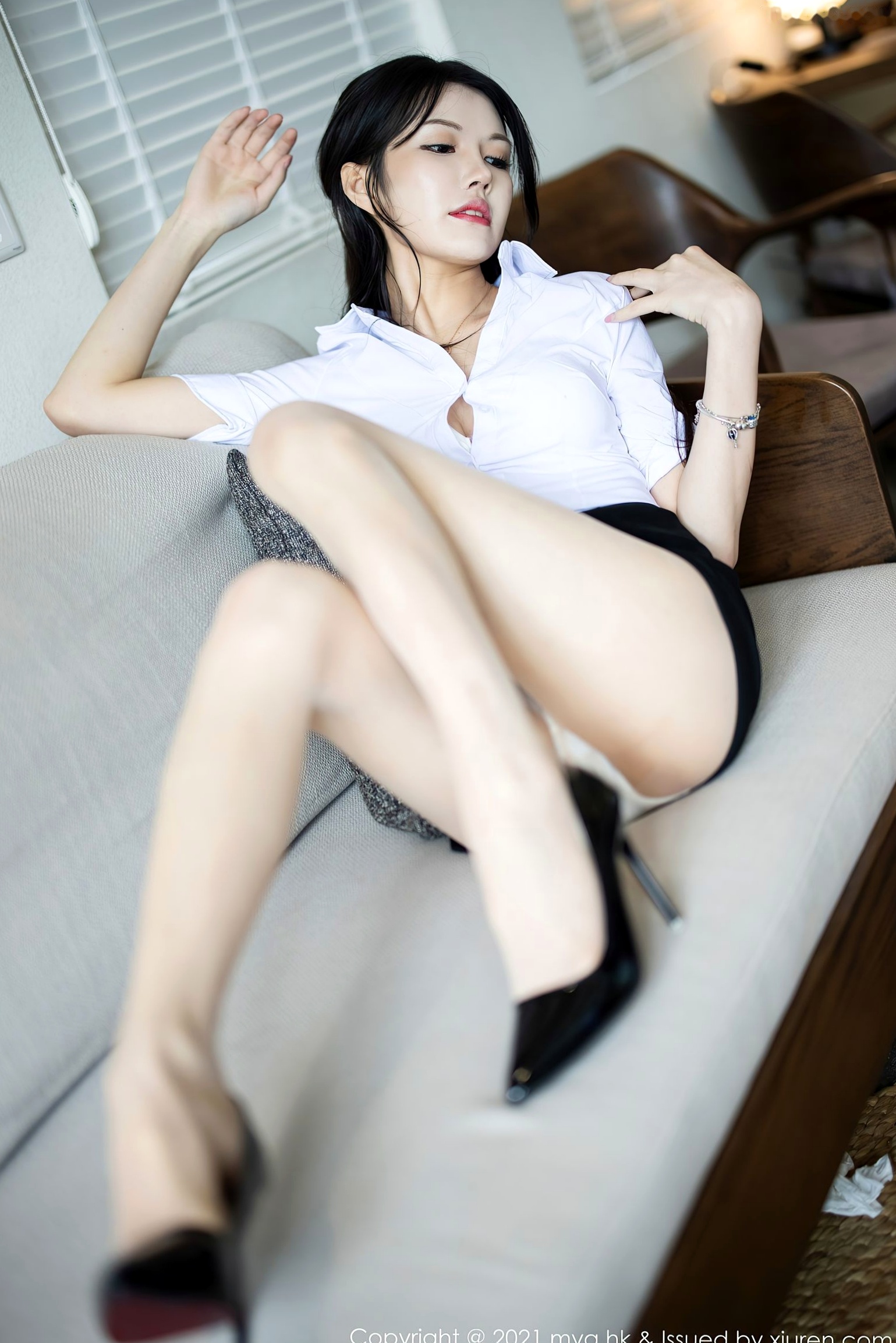 Gallery - MyGirl美媛馆-572-媛媛酱Belle：职场白衬衫黑短裙制服诱惑，性感丝袜长腿居家私房照，优雅干练的职场佳人气质写真美媛馆制服丝袜私房照诱惑 女神私房照_秀色女神 - image 17